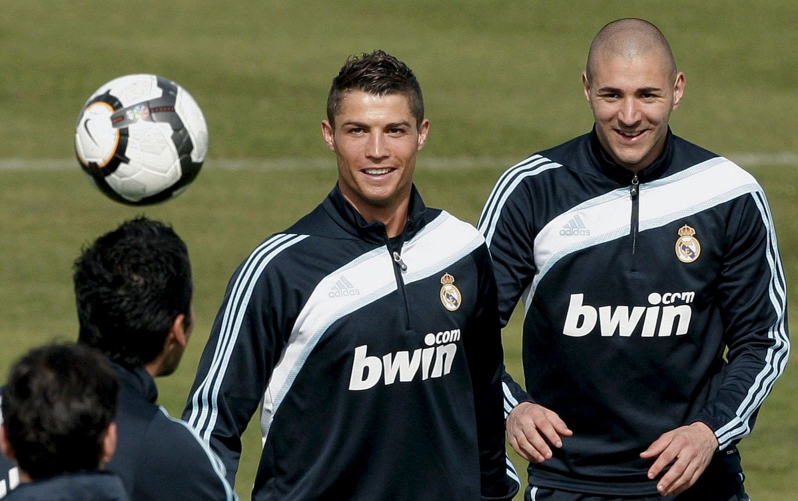 Benzema, sonriente en un entrenamiento junto a Cristiano Ronaldo.