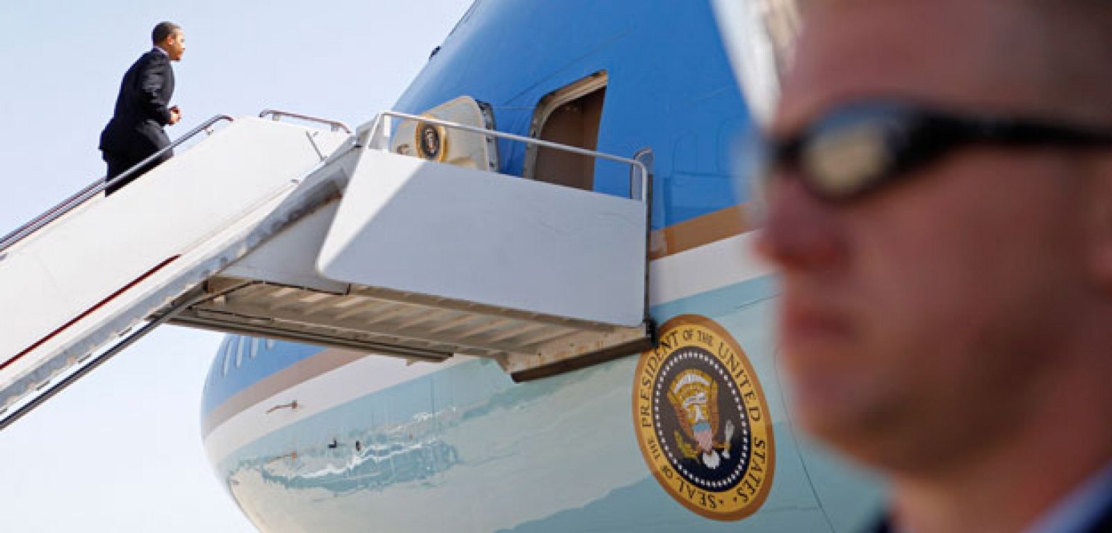 Barack Obama sube al avión en la Base Aérea de Andrews, próxima a Washington.