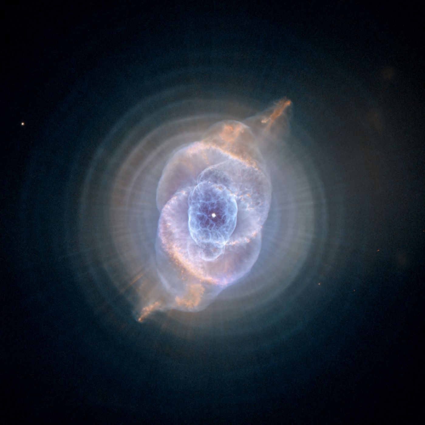 La nebulosa del ojo de gato, cazada por el Hubble en 2005