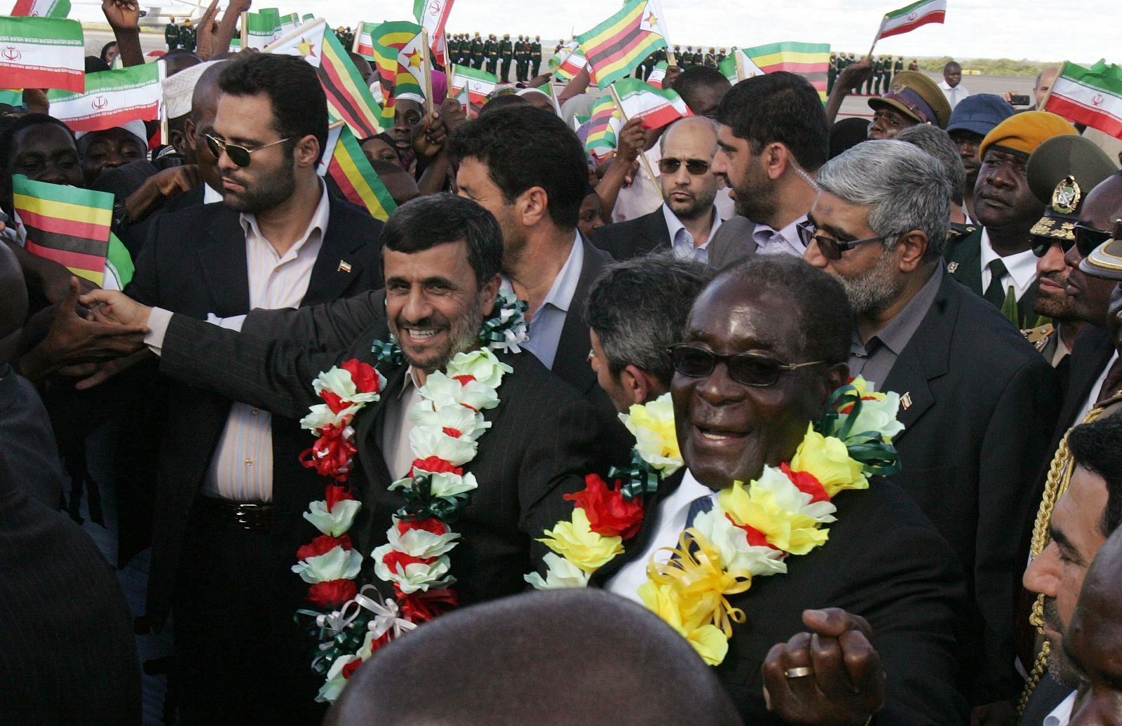 El presidente iraní, Mahmud Ahmadinejad fue recibido con honores en el aeropuerto de Zimbabue