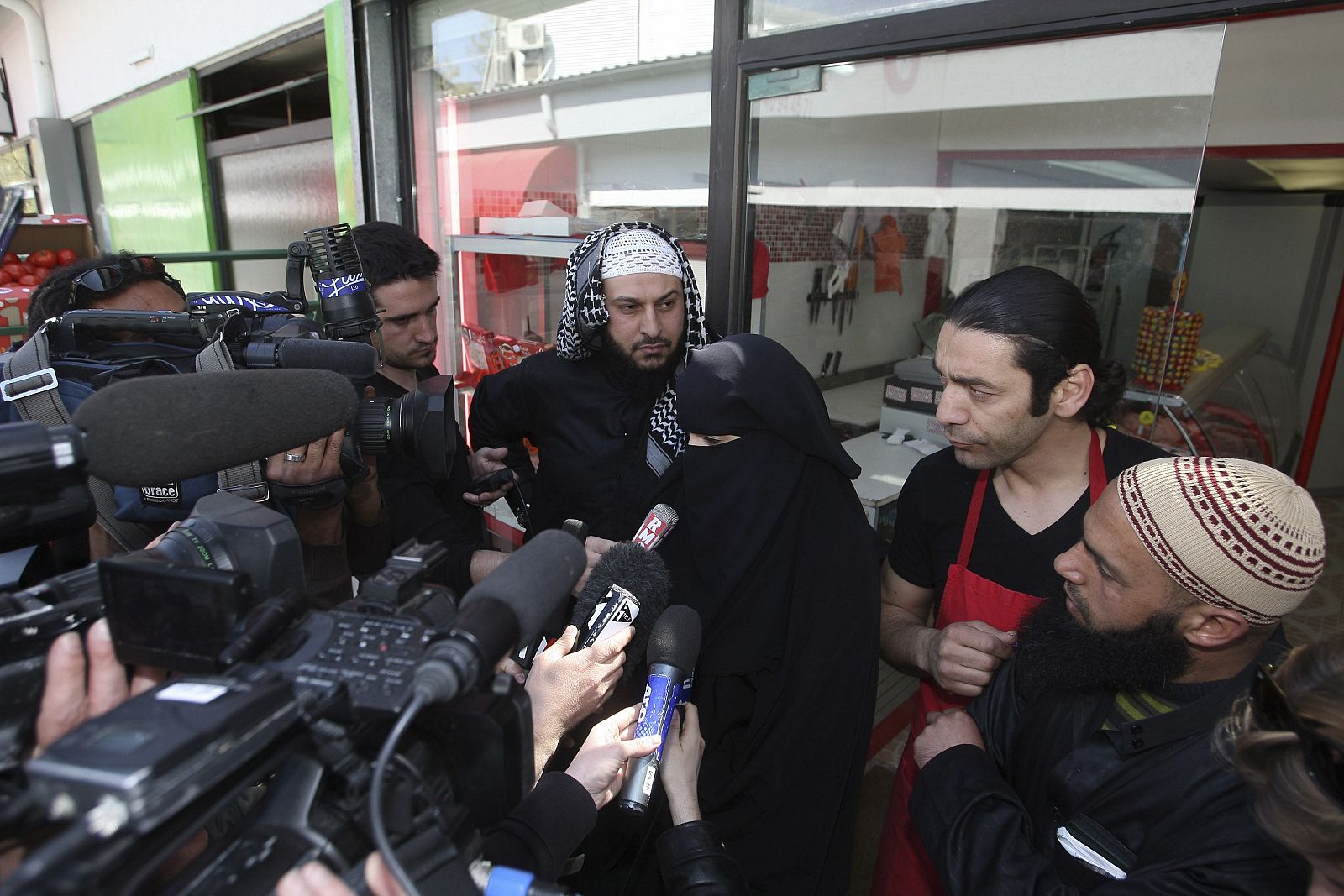 La mujer francesa de 31 años que ha sido multada por conducir vestida con un 'niqab' atiende a la prensa a la salida del juzgado de Nantes.
