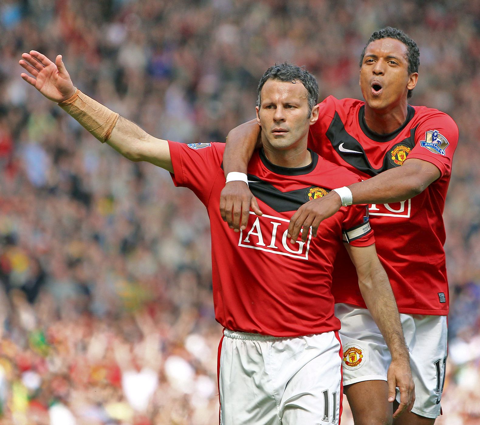 Nani (d) del Manchester United, felicita a su compañero, Ryan Giggs