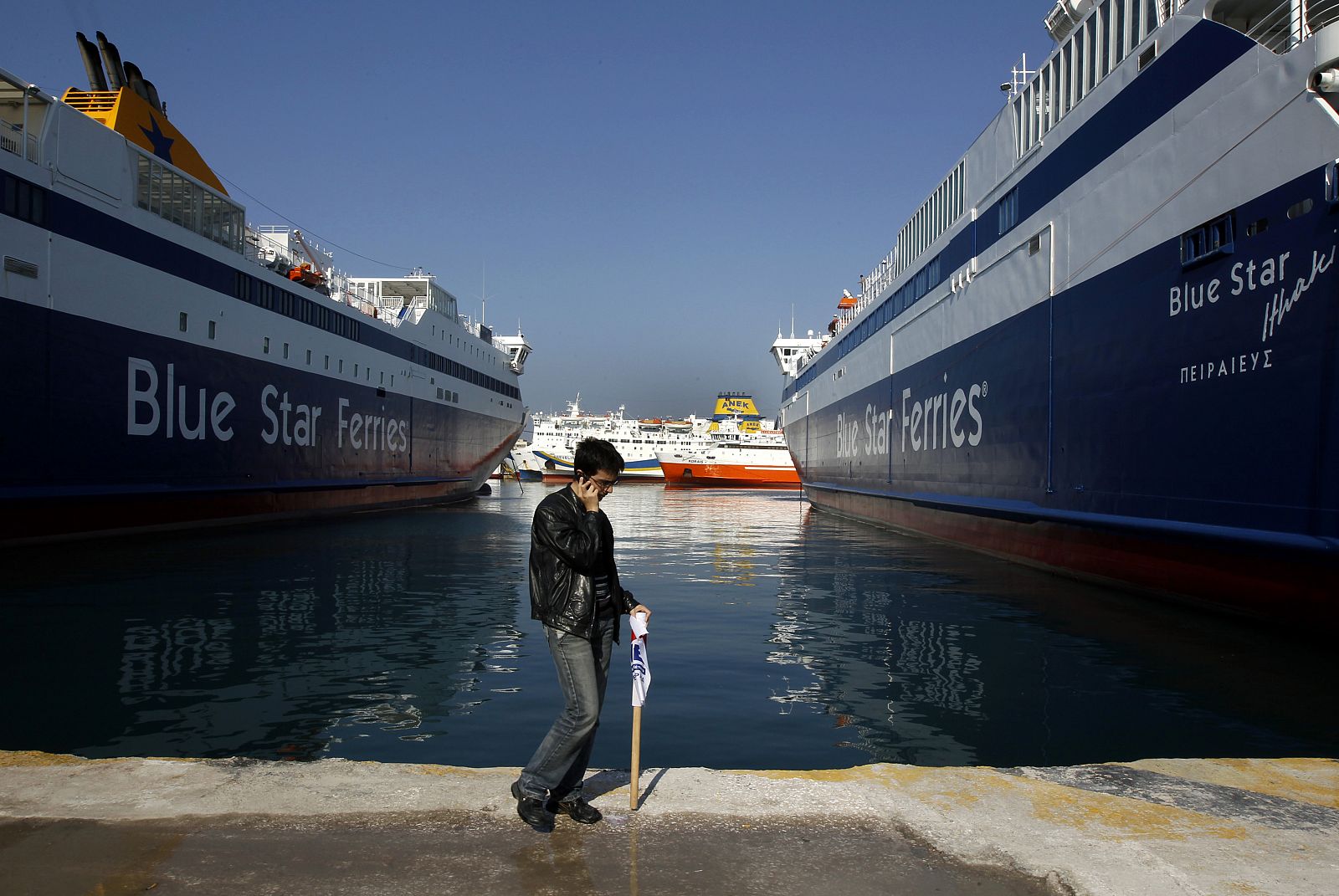 Ferries inmovilizados en el puerto ateniense del Pireo