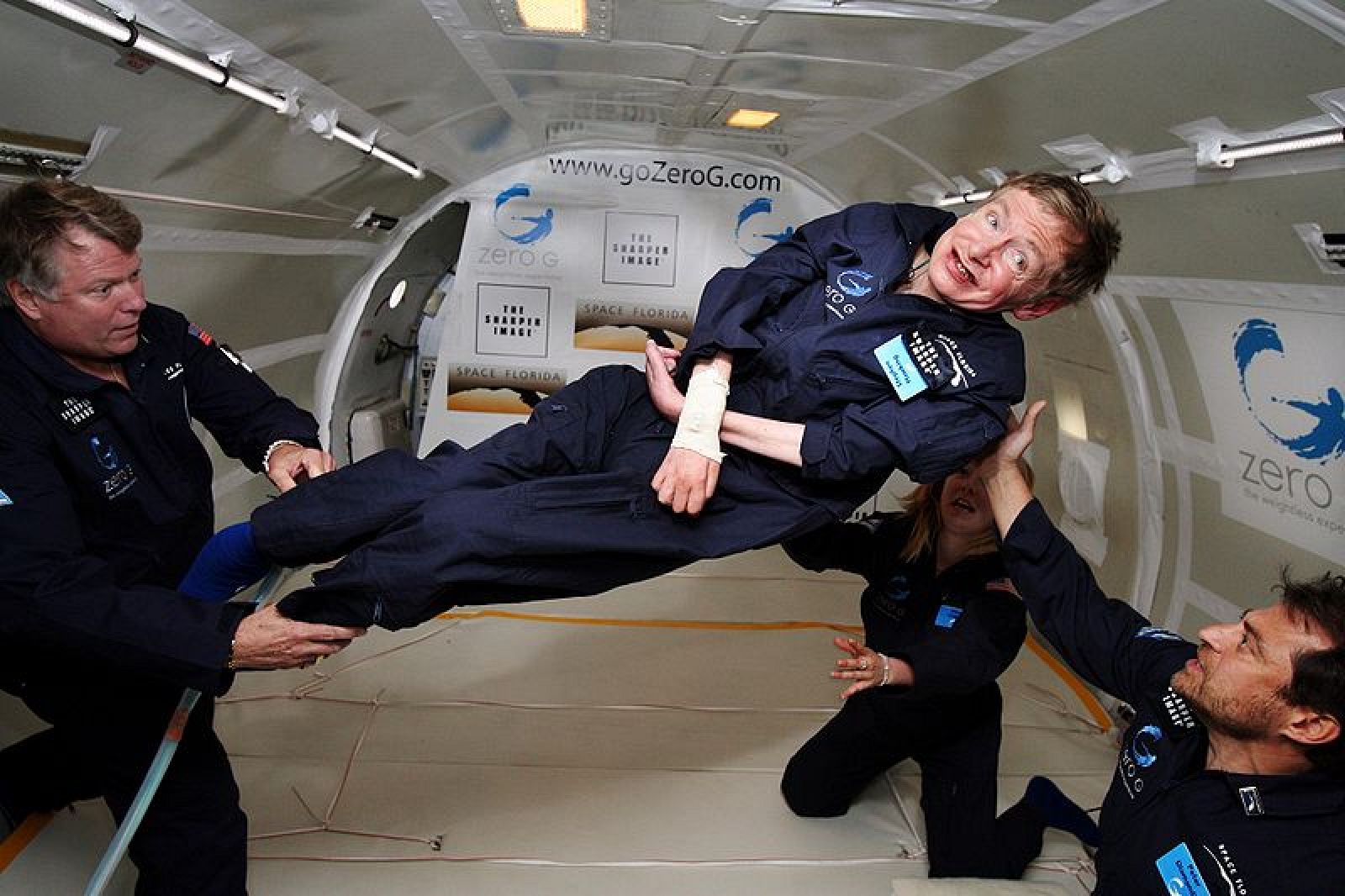 Stephen Hawking, en ingravidez, en un avión (NASA)