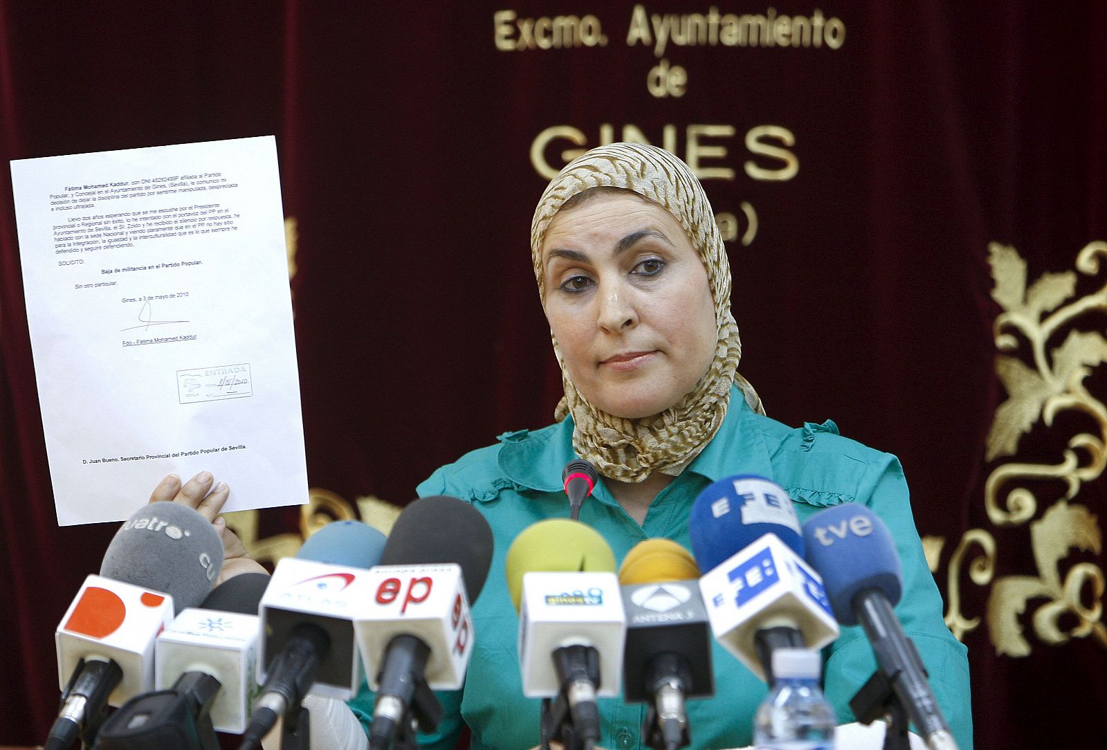 La concejal de Gines (Sevilla) Fátima Mohamed deja el PP por sentirse "usada" en la polémica del velo islámico