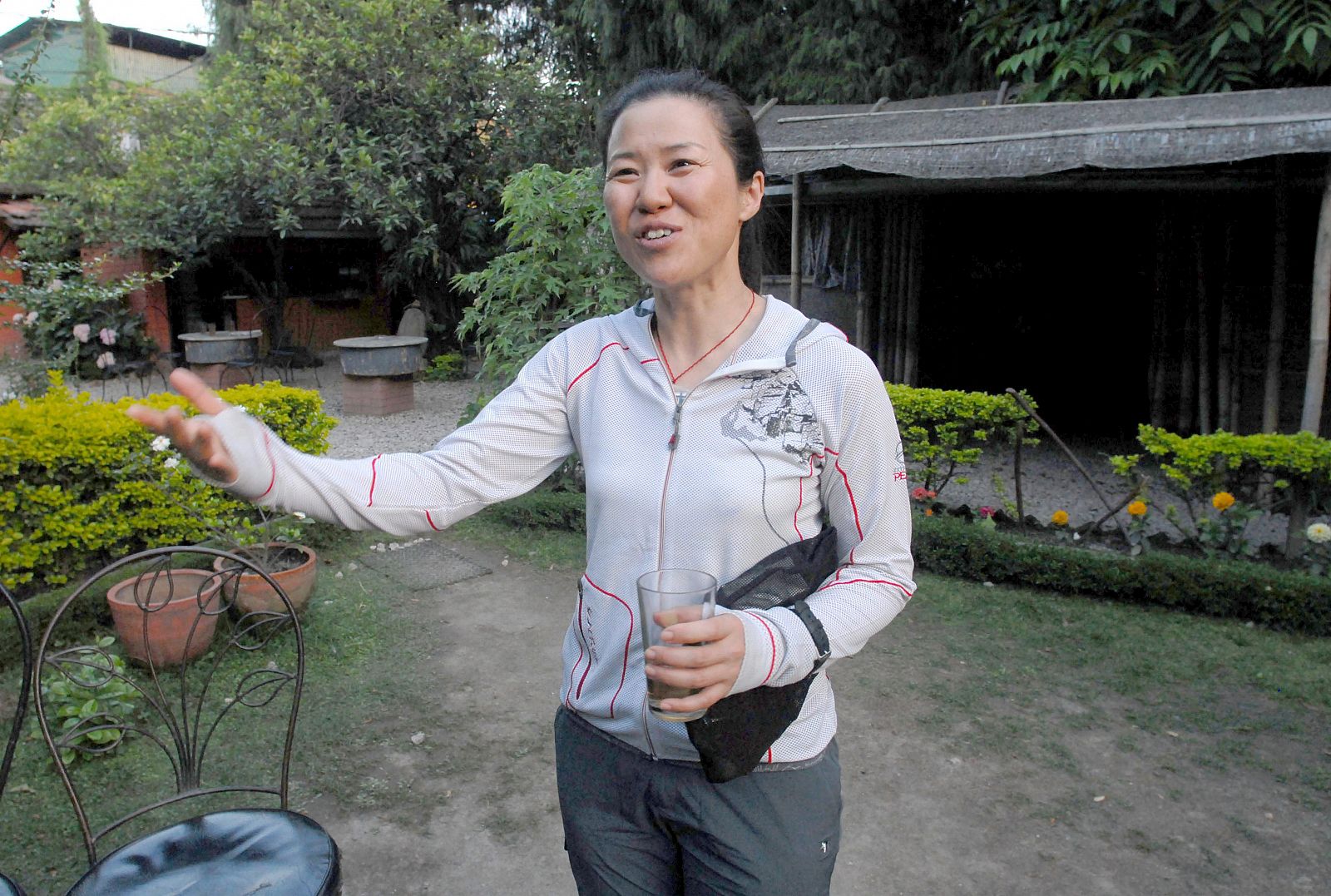 La alpinista surcoreana Oh Eun-sun habla con periodistas extranjeros en un hotel de Katmandú, Nepal.