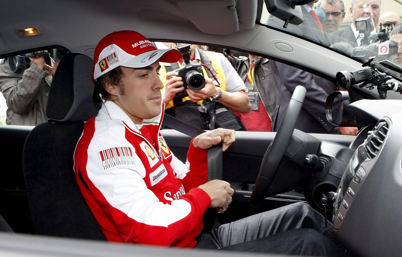 El piloto español Fernando Alonso a los mandos de un turismo.