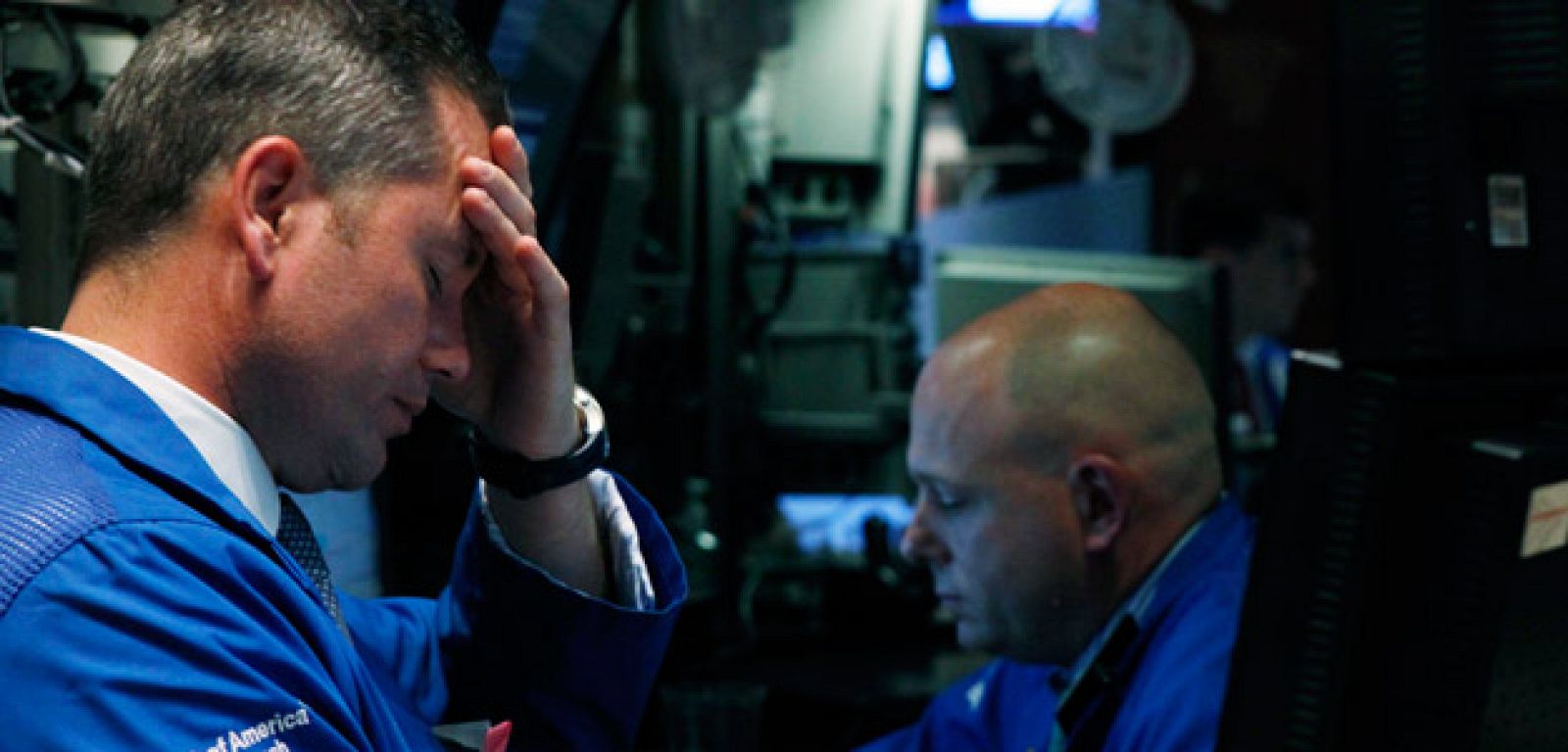 Las ventas descontroladas a una hora del cierre de Wall Street causaron una caída libre de todos los indicadores en la Bolsa neoyorkina.