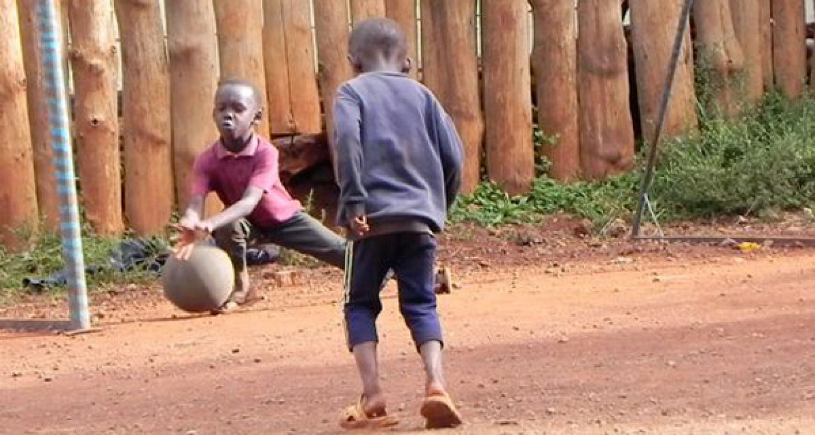 El fútbol ayuda a los niños de Kibera a reinsertarse en la sociedad.