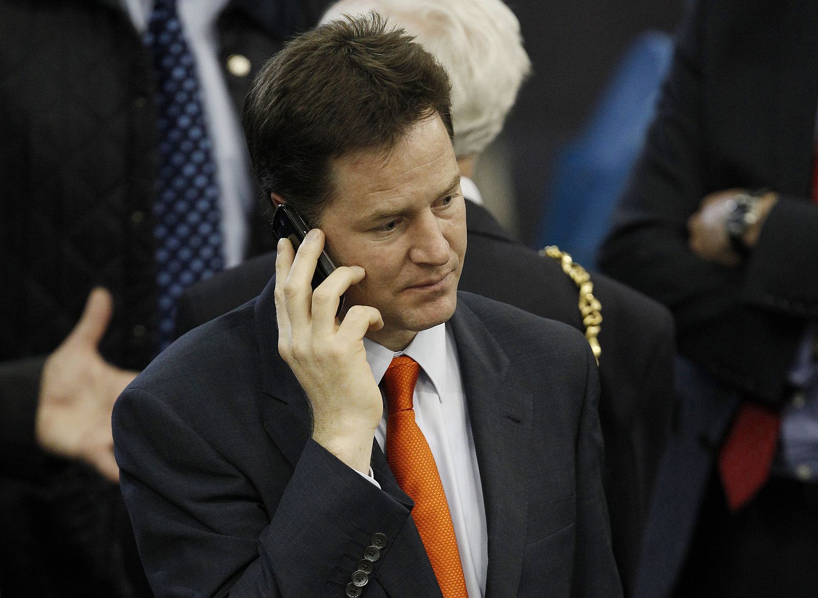 El líder liberal-demócrata habla por teléfono a su llegada a Sheffield.