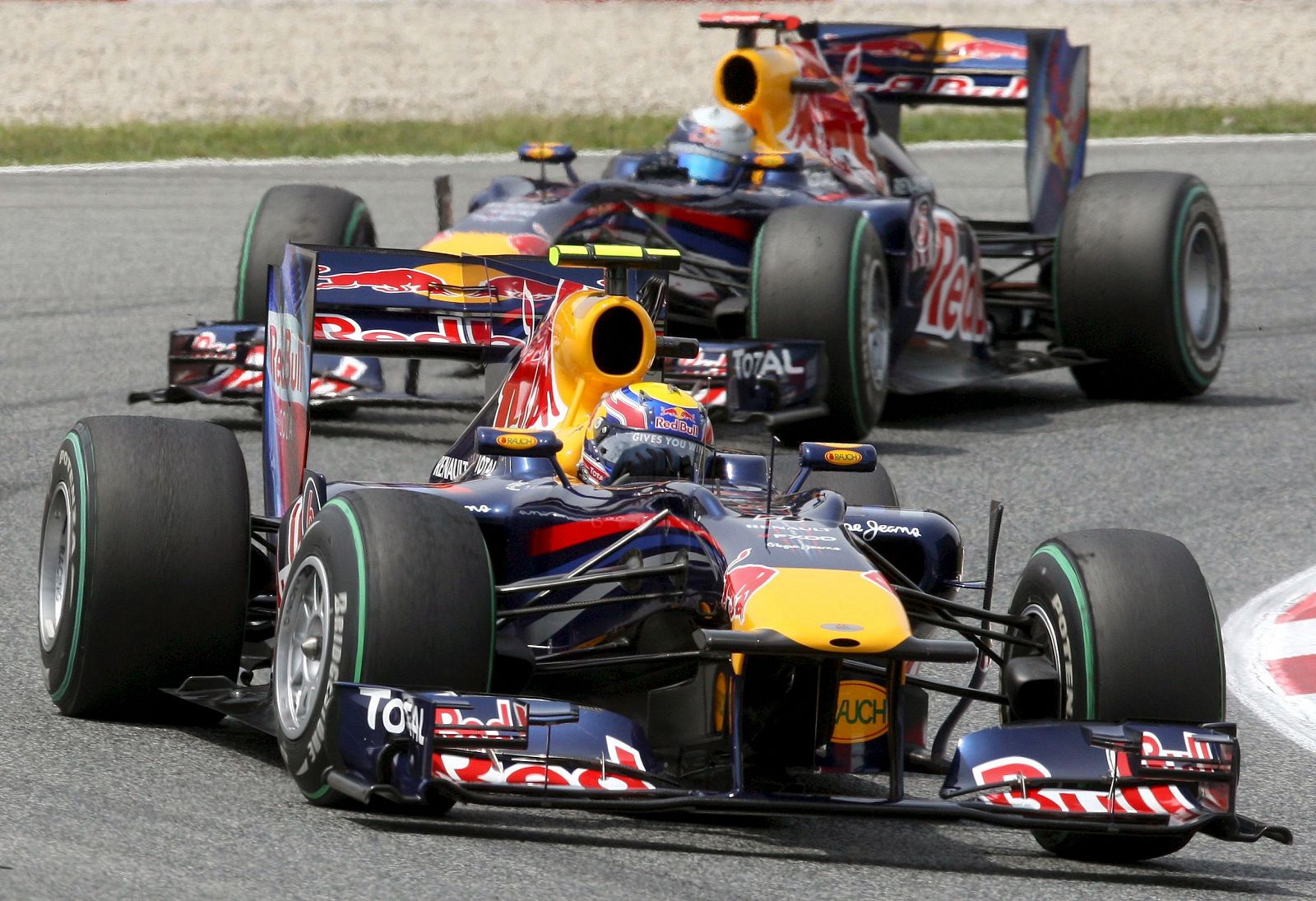 El australiano Mark Webber (delante) y el alemán Sebastian Vettel, del equipo Red Bull, durante el Gran Premio de España de Fórmula Uno.