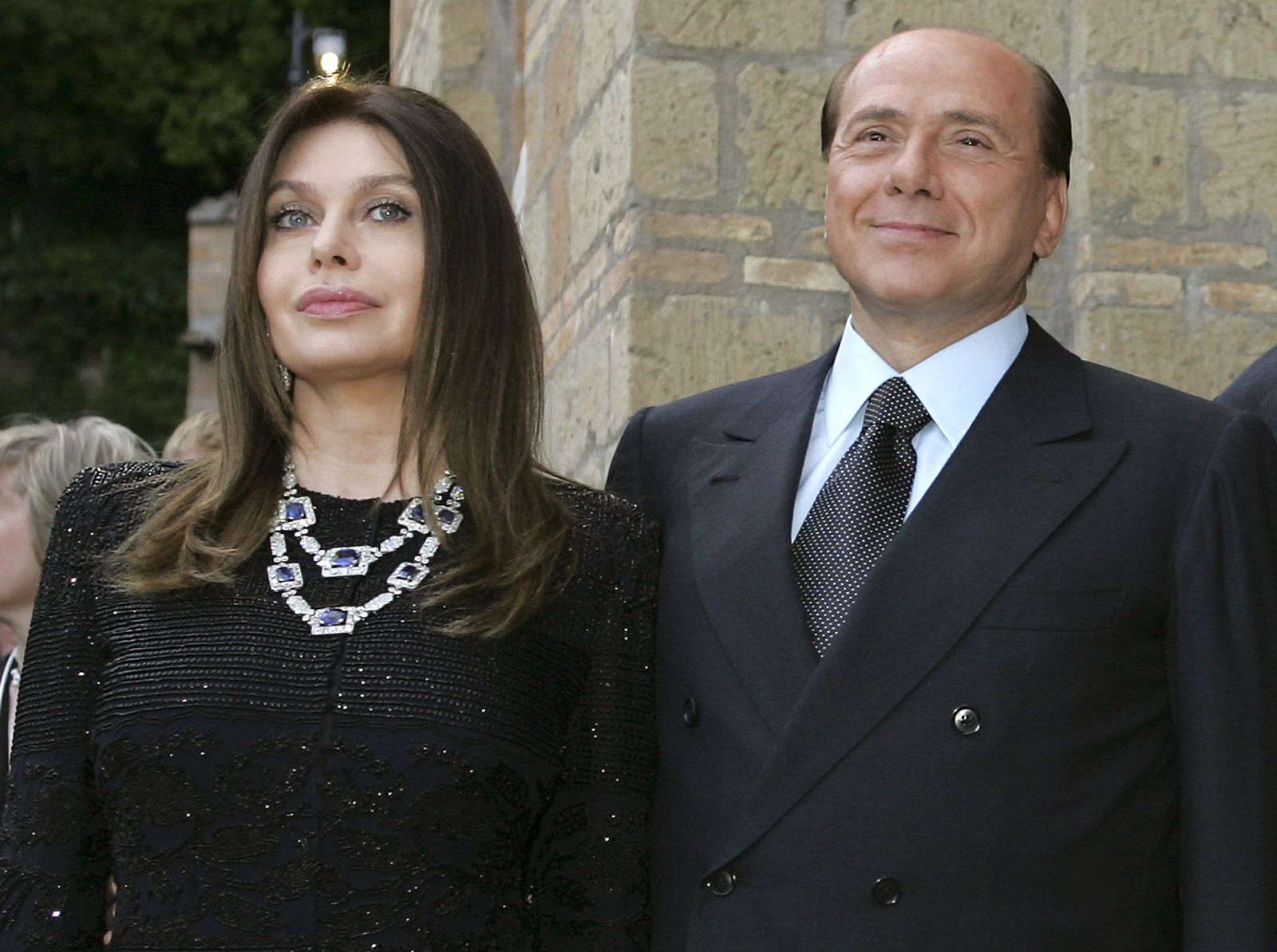 El primer ministro italiano, Silvio Berlusconi, y su esposa, Veronica Lario, posan en Villa Madama en Roma cuando todavía convivían juntos.