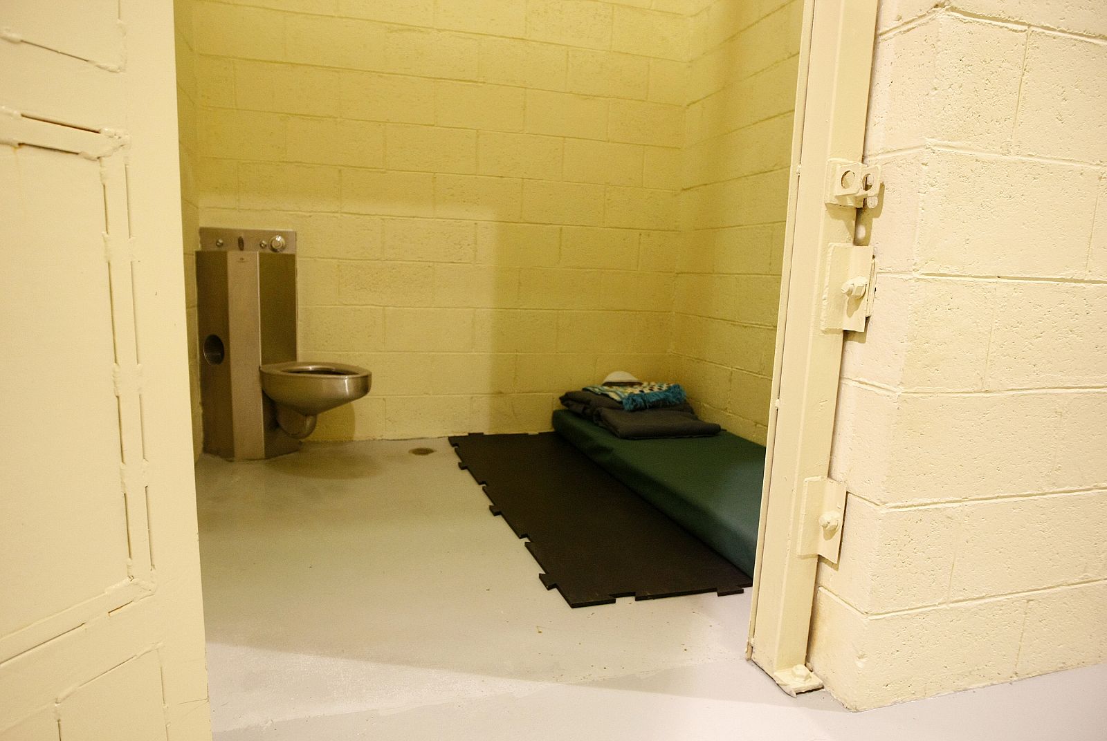 Interior de una celda en la cárcel de Bagram