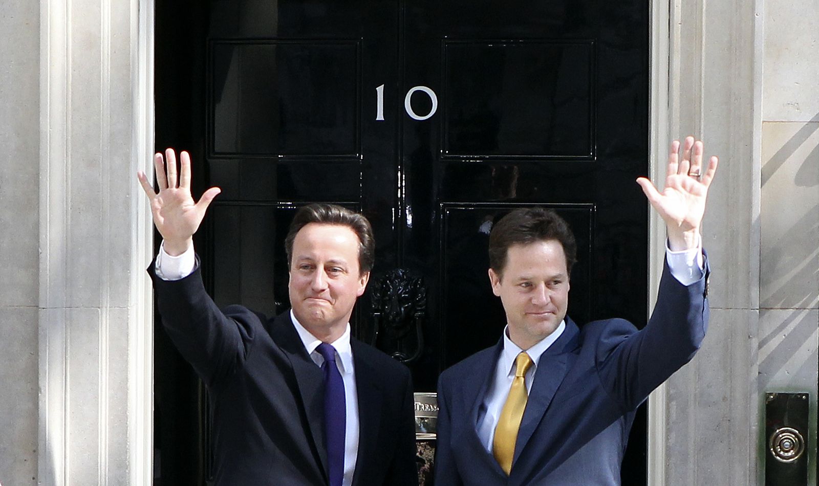Cameron y Clegg saludan en Downing Street.
