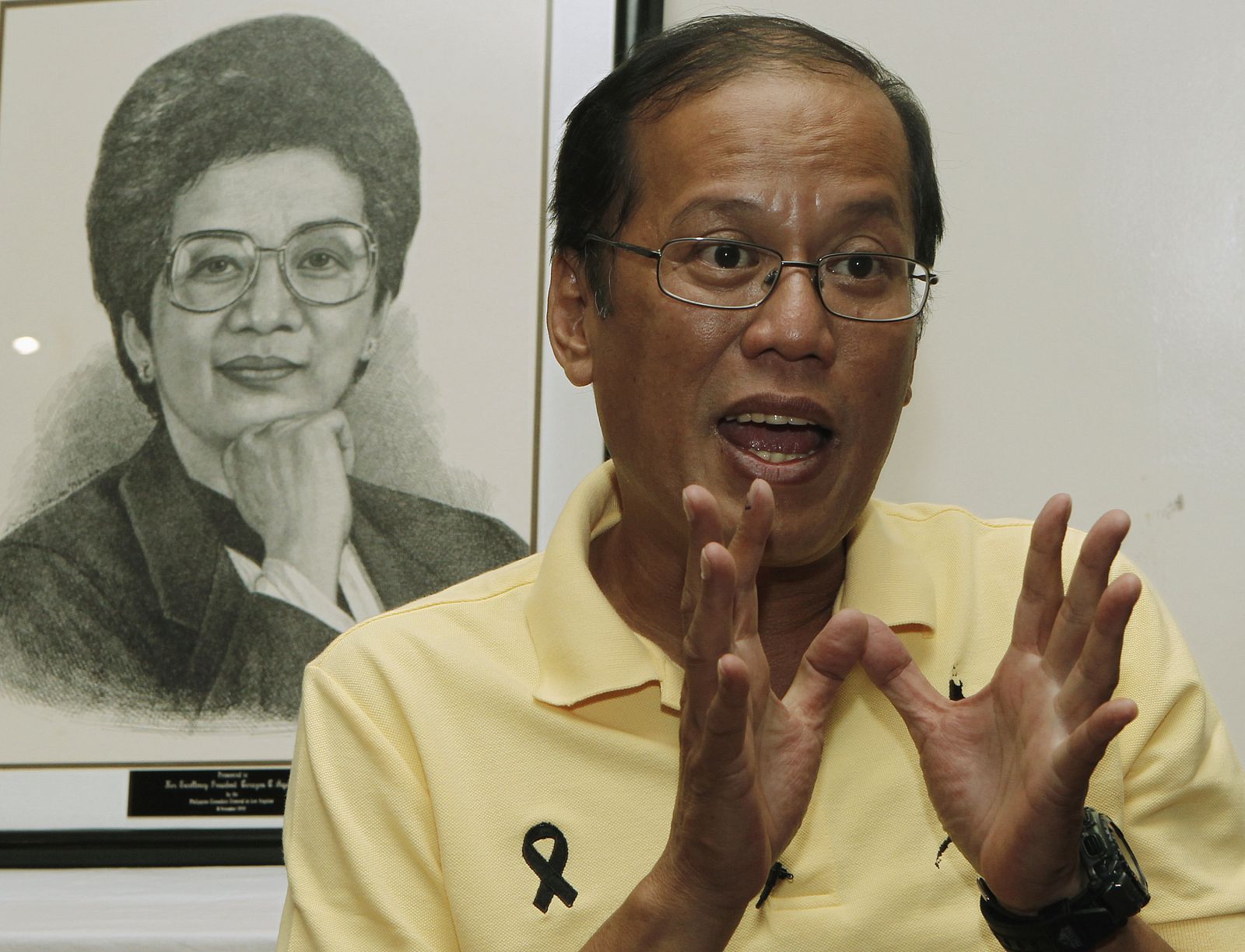 Aquino frente a un retrato de su madre fallecida
