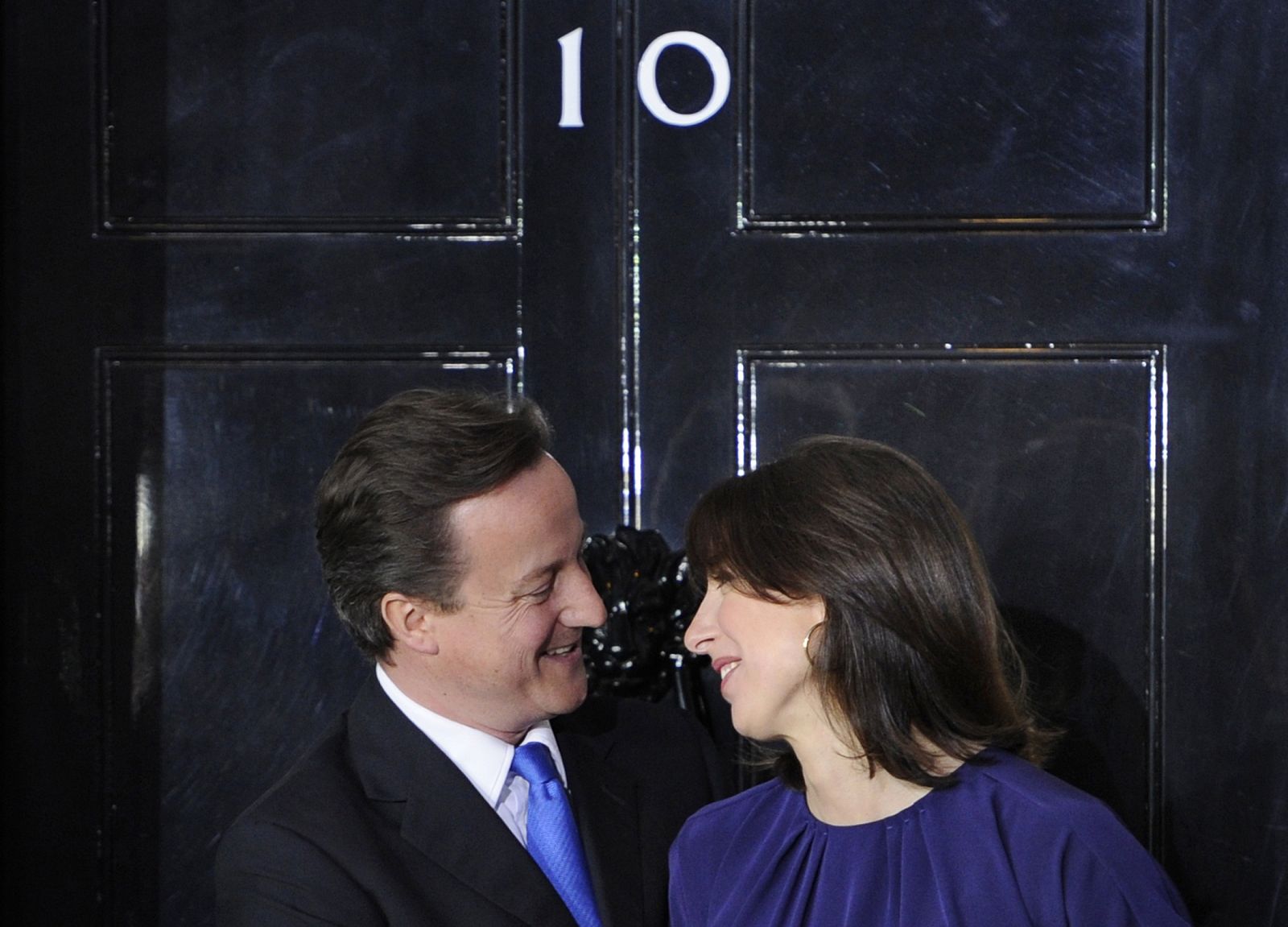 El primer ministro británico, David Cameron, abrazó cariñosamente a su mujer Samantha antes de entrar en su nueva residencia de Downing Street.