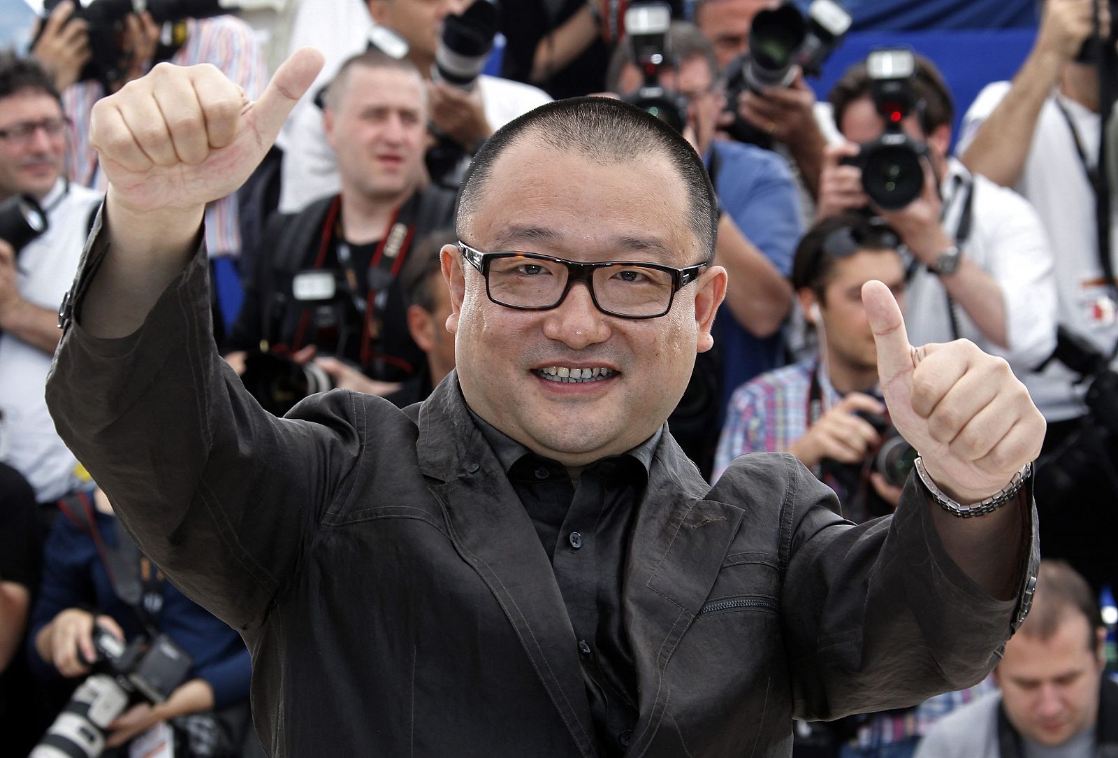 El director Wang Xiaoshuai presenta 'Rizhao Chongqing' ('Chongqing Blues') ante la prensa.