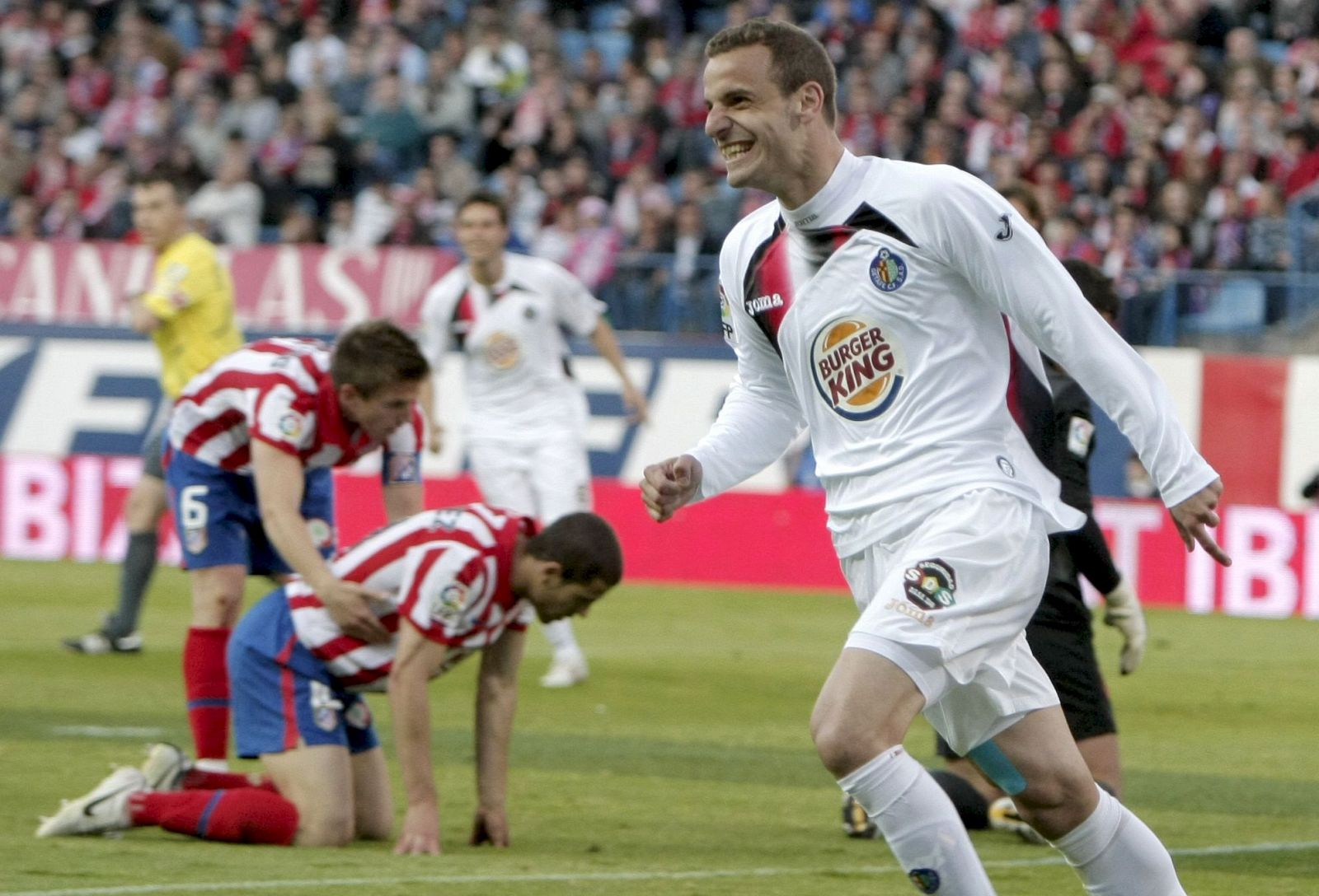 Roberto Soldado celebra su segundo gol en el Vicente Calderón, que dejaba a los getafenses en la Europa League.