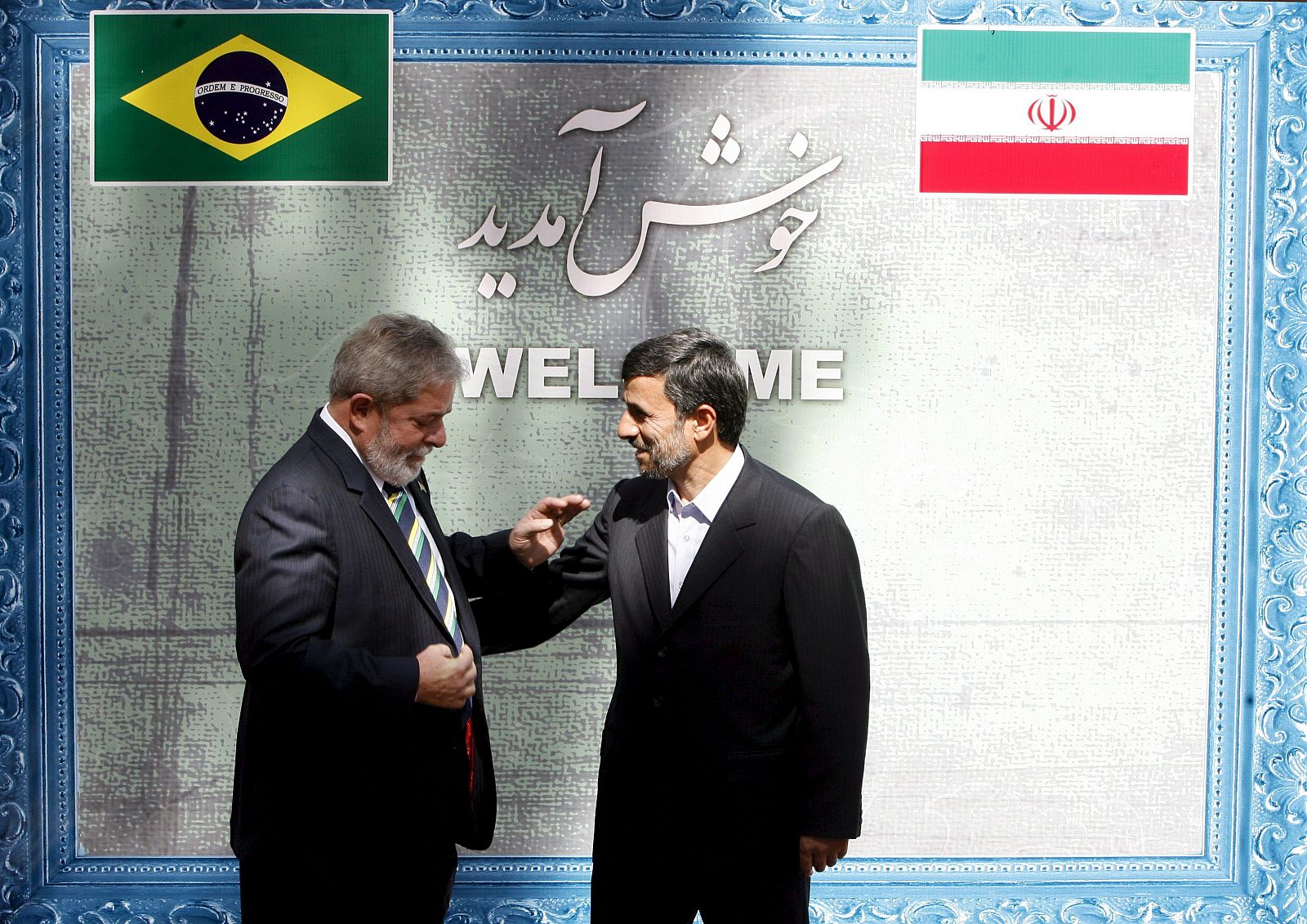 Ahmadineyah conversa con Lula durante la ceremonia de bienvenida en Teherán.