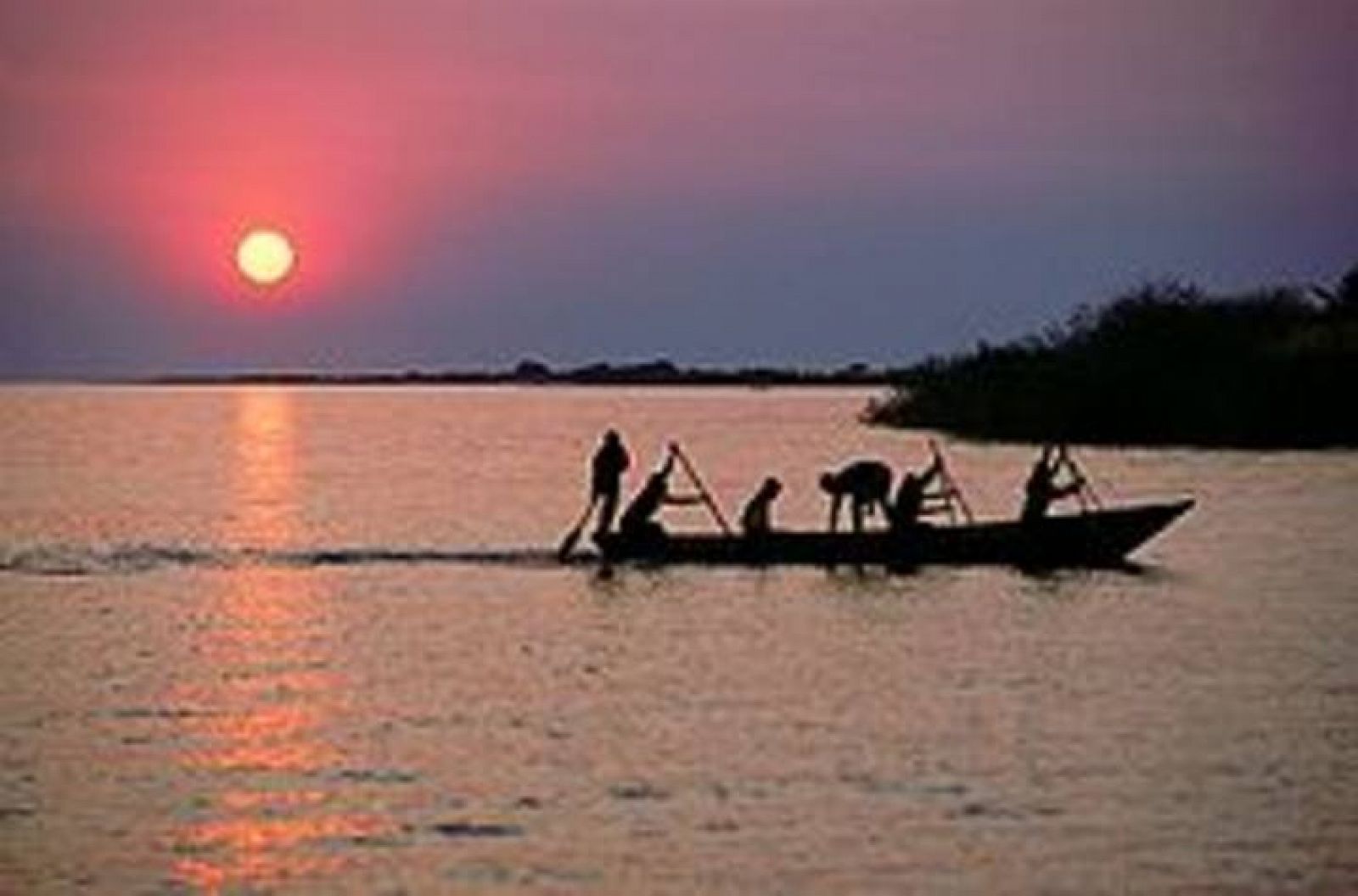 Pescadores navegan por el Lago Tanganika, donde se recogen unas 200.000 toneladas de pescado al año.