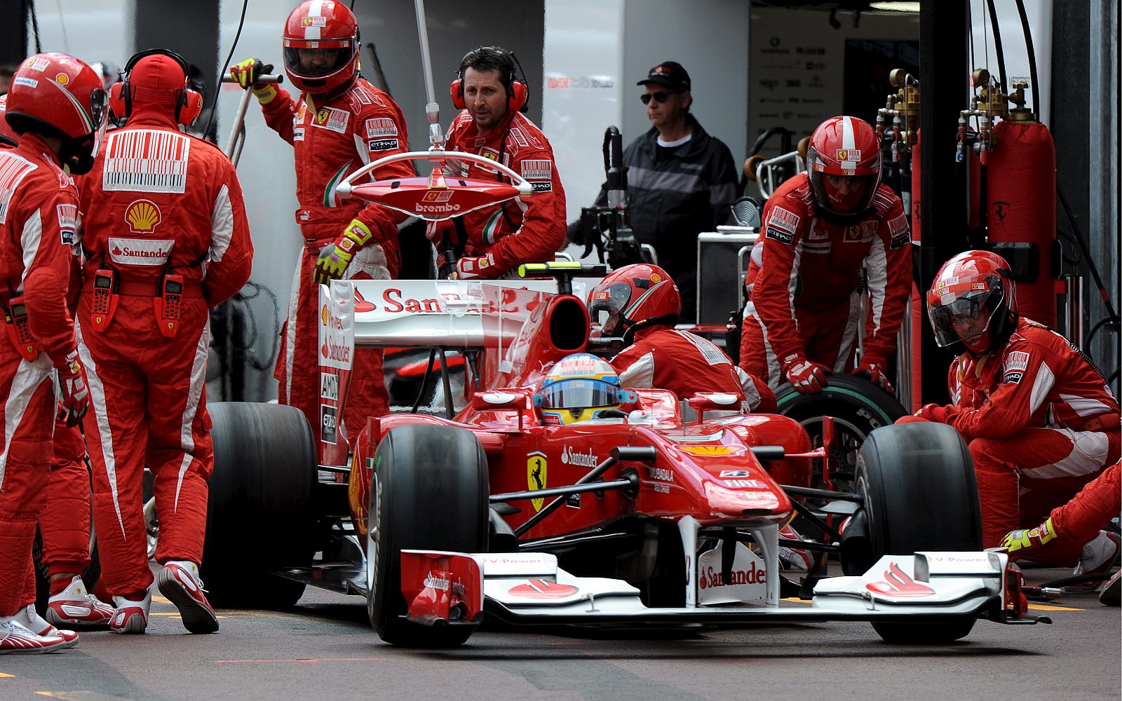 El piloto español de Fórmula Uno Fernando Alonso, de Ferrari, espera en la calle de garajes durante el Gran Premio de Mónaco.