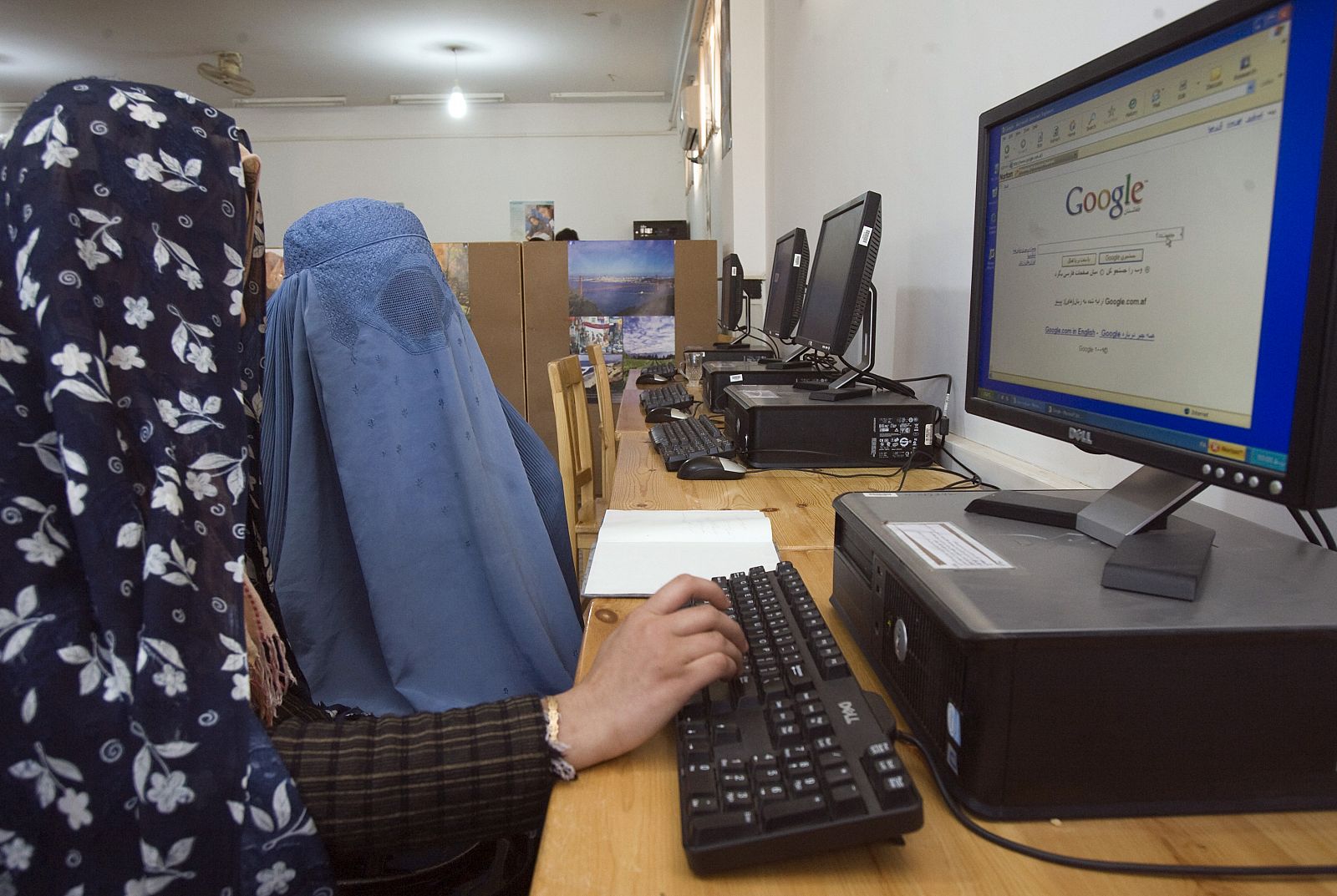 Afghan women use the Internet at the Lincoln U.S. support library in Herat