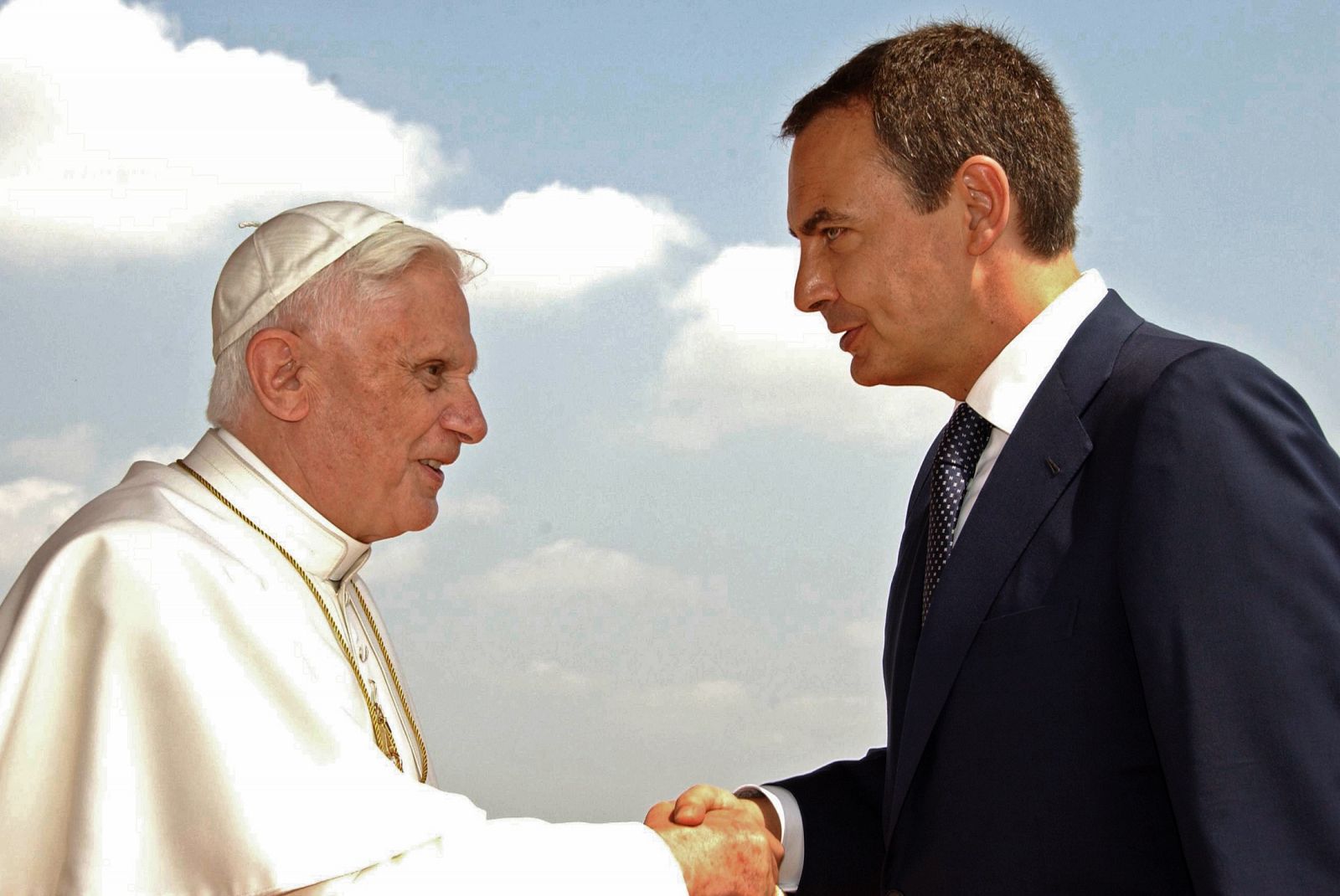 Benedicto XVI y Zapatero se saludan durante su encuentro en Valencia en julio de 2006