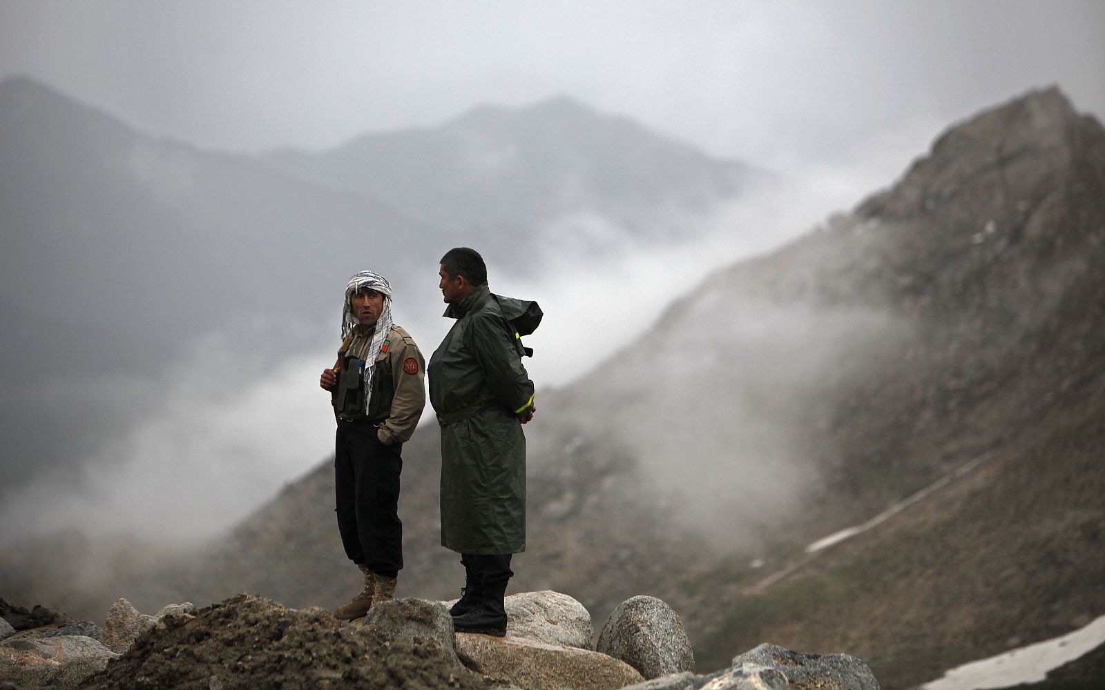 Personal de seguridad afgano, en la búsqueda del avión.