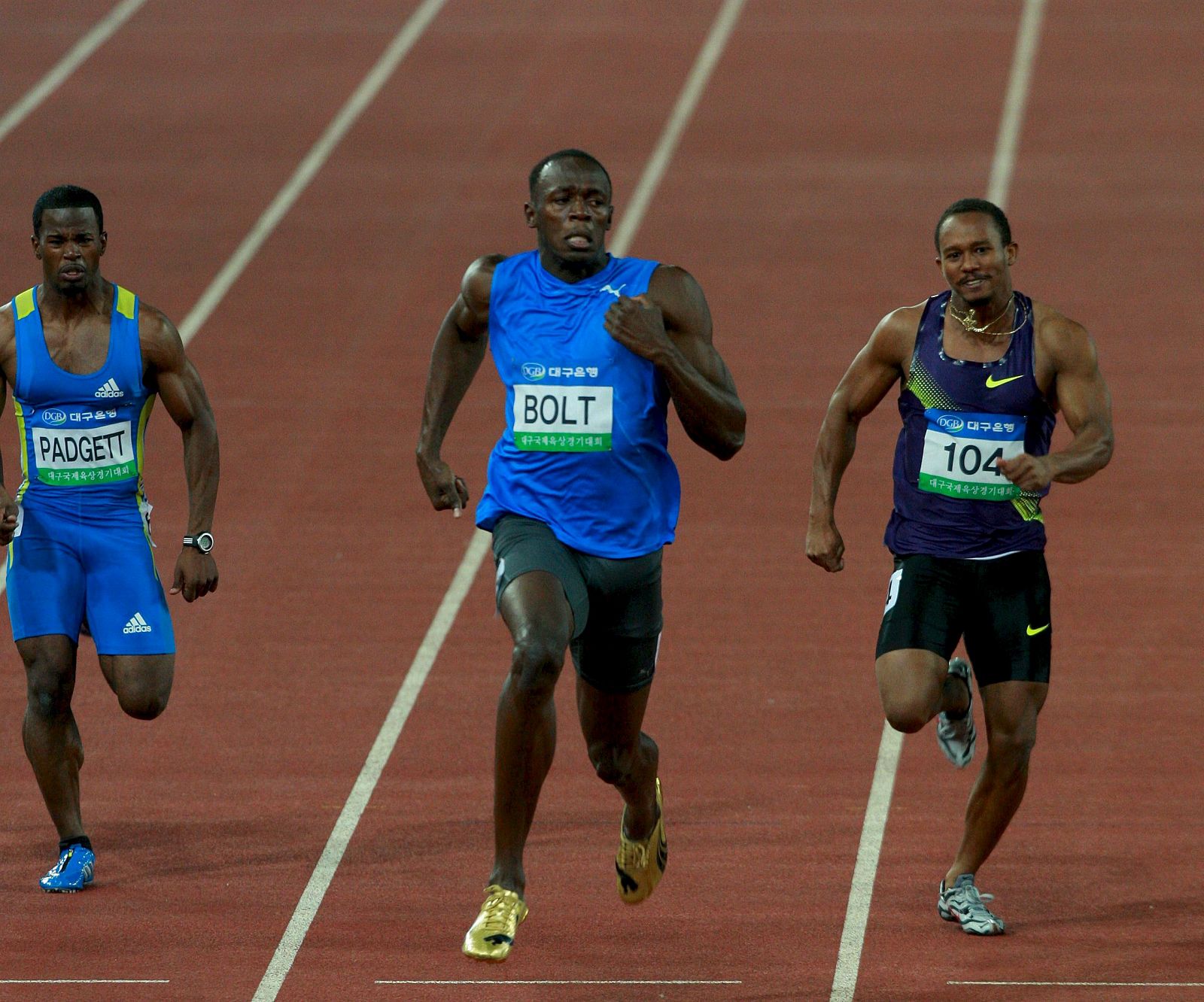 El atleta jamaicano Usain Bolt compite en los 100 metros de Daegu