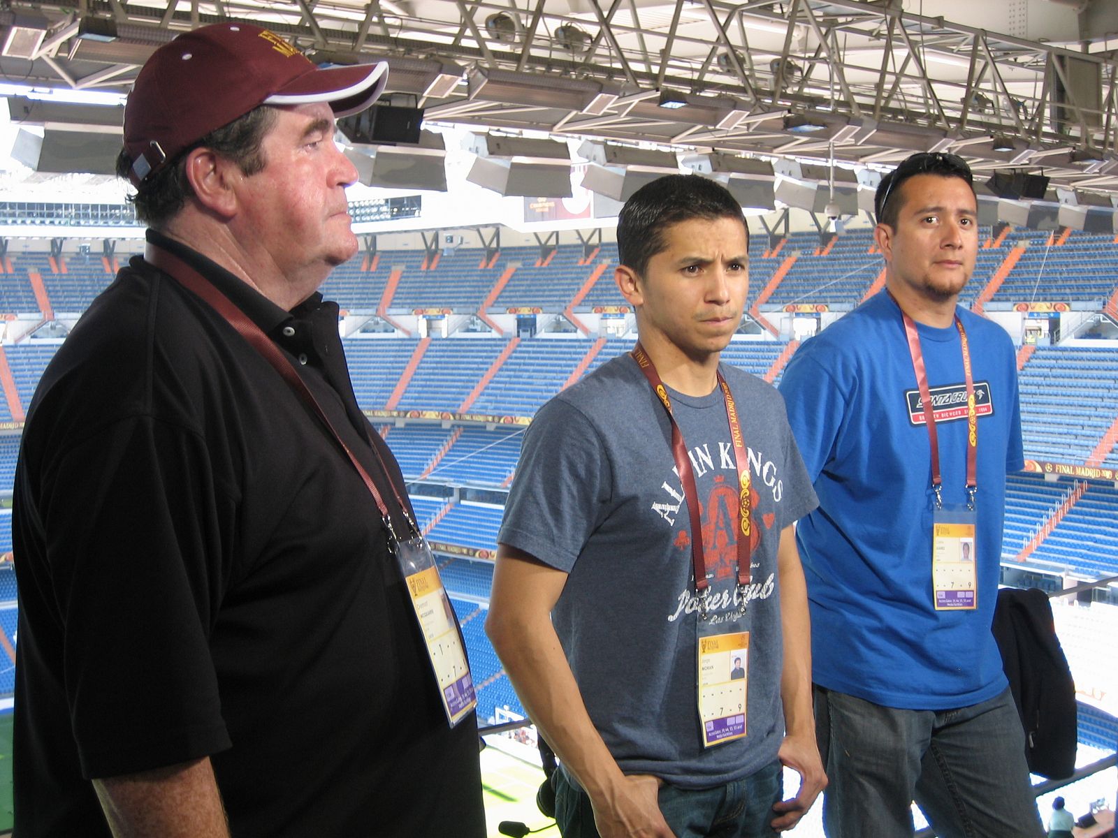 Dermot McQuarrie, Vicepresidente de Producción de Fox Soccer Channel, y Jorge Morán y Carlos Juárez, productores de la cadena, preparan el set para la final de la 'Champions League'.