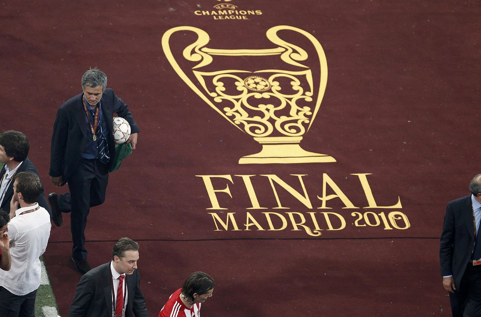 Mourinho, tras el partido, pasa por el logo de la final de Madrid.