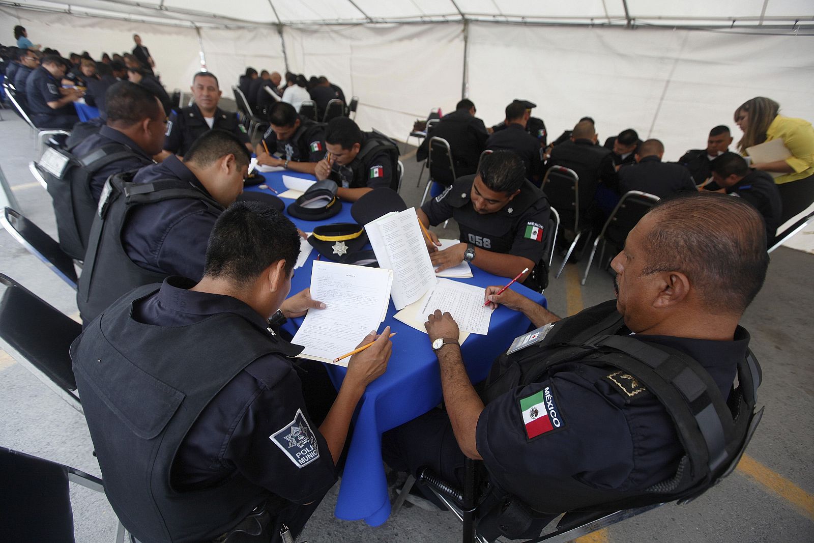 Policías acuartelados de Monterrey hacen un examen psicotécnico