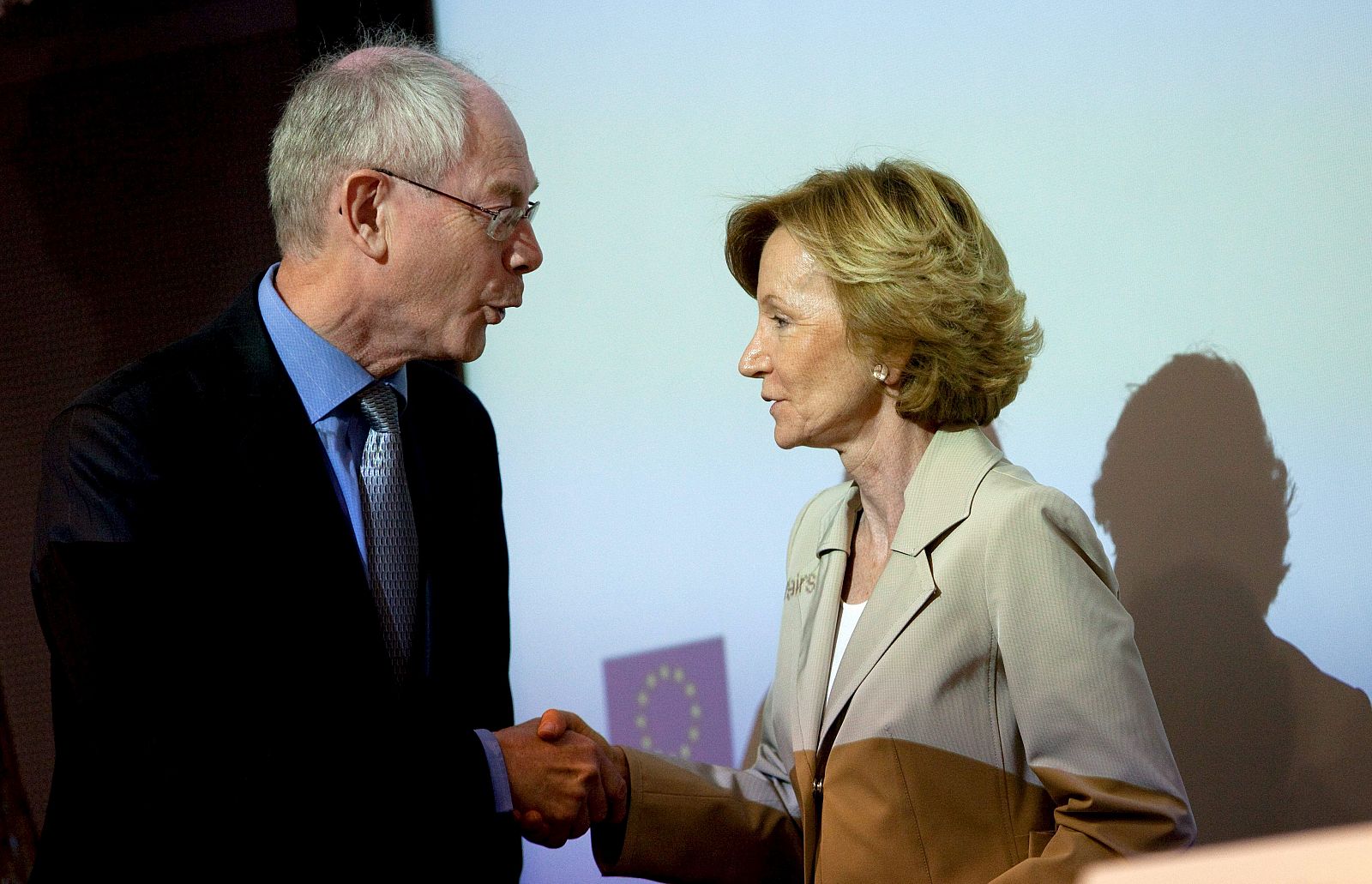 Salgado saluda al presidente del Consejo, Herman Van Rompuy, a su llegada al Foro Económico de Bruselas