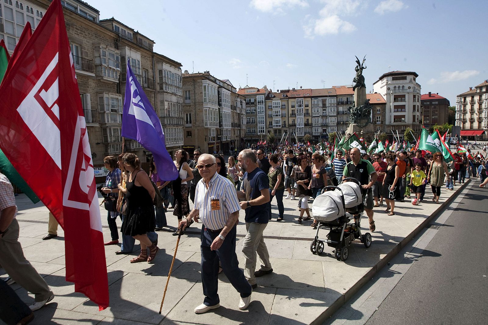 Varios centenares de personas se manifientan en Vitoria durante la jornada de huelga de los empleados del sector público en el País Vasco convocada por los sindicatos nacionalistas ELA y LAB, con el apoyo de centrales minoritarias como ESK y STEE-EILAS.