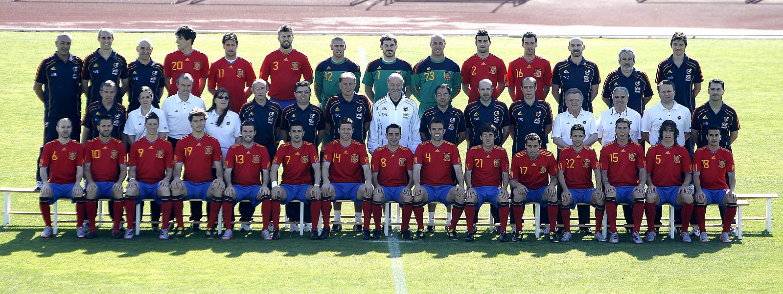 Los jugadores de la selección española de fútbol y todo el cuerpo técnico y de apoyo del equipo, con el seleccionador Vicente del Bosque en el centro, de blanco, posan para la foto oficial del Mundial.