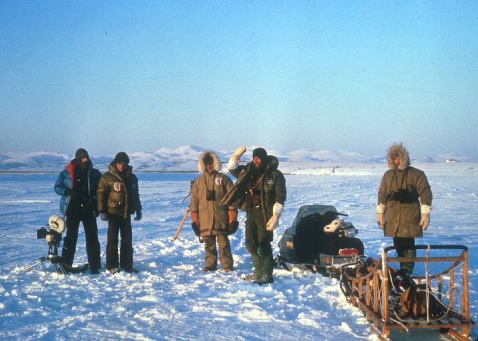 Parte del equipo de grabación de 'El hombre y la Tierra' en Alaska