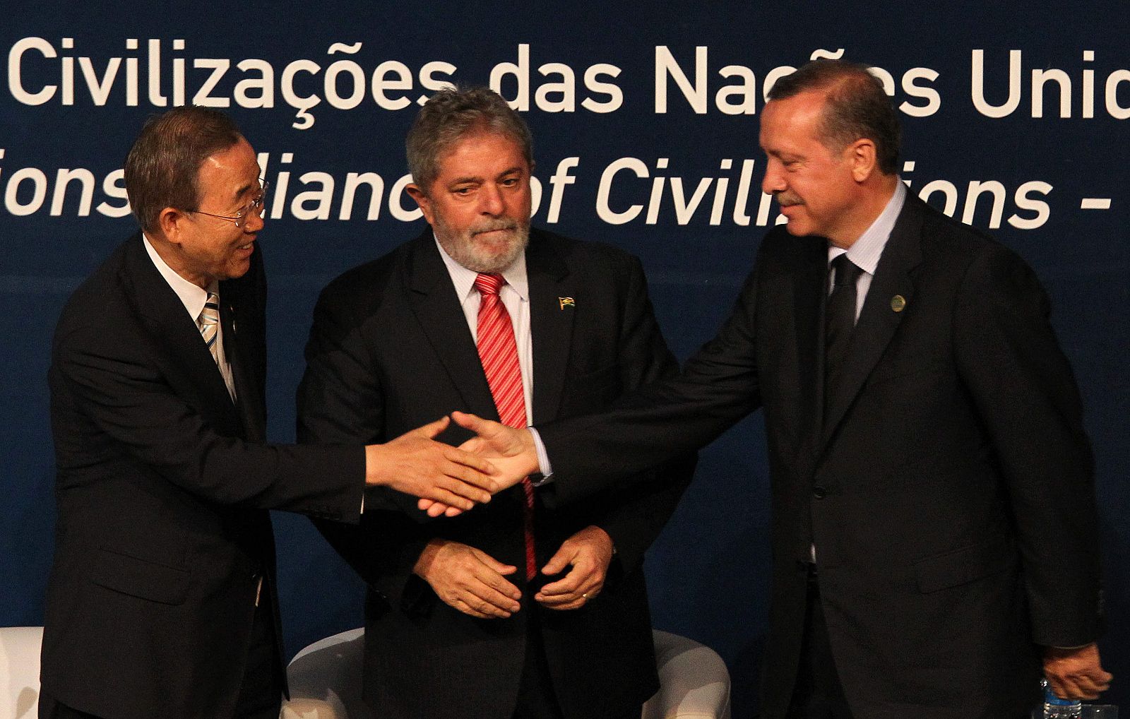 El presidente brasileño, Luiz Inácio Lula da Silva ; el primer ministro turco, Recep Tayyip Erdogan, y el secretario general de las Naciones Unidas, Ban Ki-Moon en la apertura del III Forum de Alianza de Civilizaciones de la ONU en Río de Janeiro.
