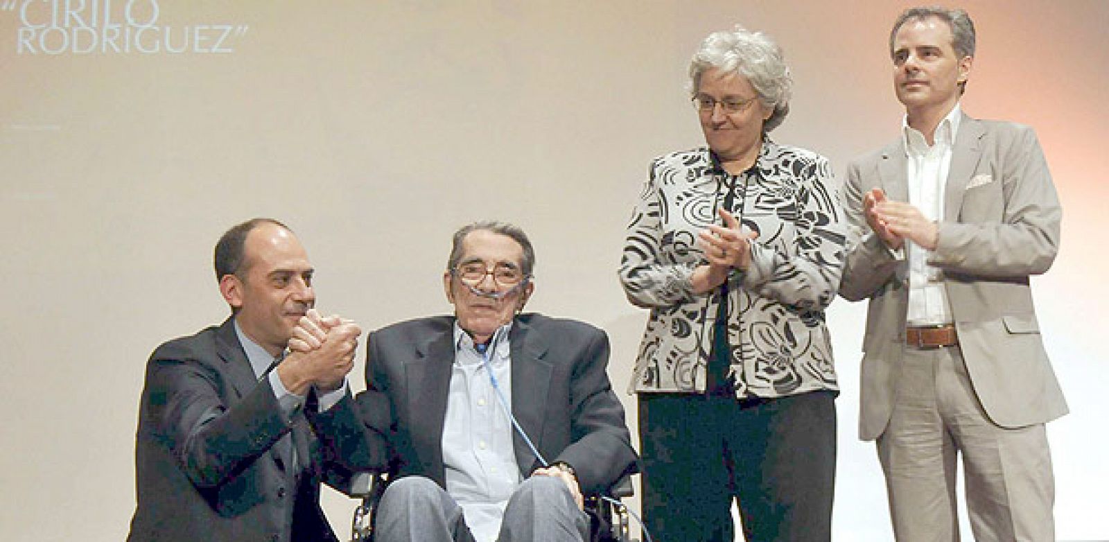 La ganadora del premio de periodismo en memoria de Cirilo Rodriguez, Sol Gallego-Diaz (2d), acompañada por los finalistas, el director del programa "En Portada" de TVE, José Antonio Guardiola (i), el corresponsal de ABC en centroeuropa, José Ramiro Villapadierna (d), y el reportero Enrique Meneses (2i), "Cirilo" de honor de la presente edición.