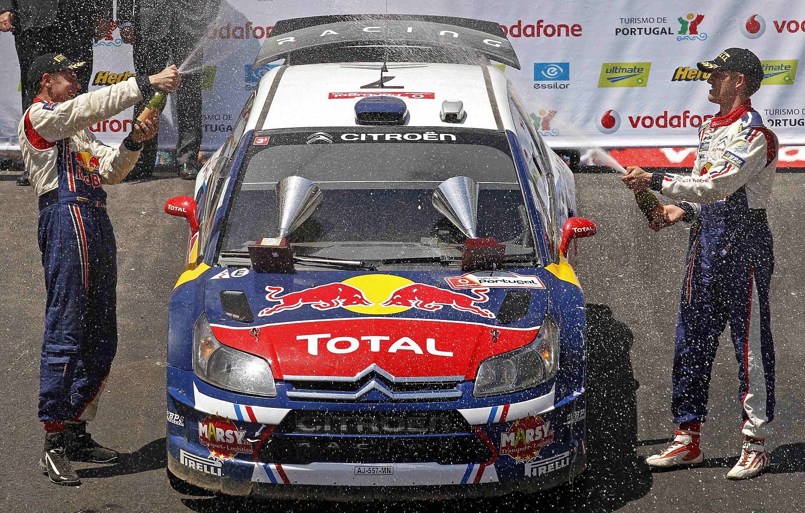 Sebastien Ogier (D) y su copiloto Julien Ingrassia celebran su primera victoria en el Mundial de Rallyes.