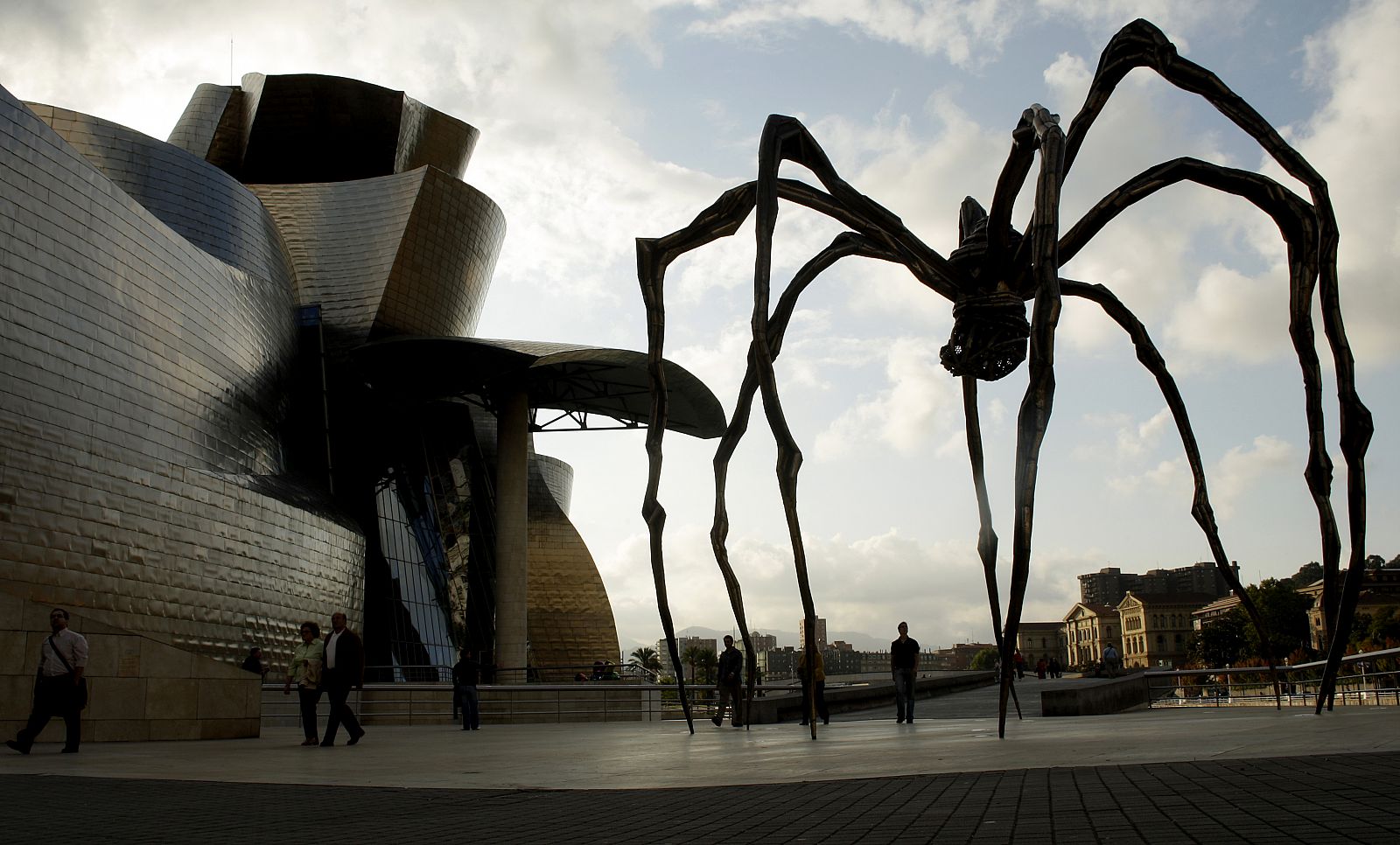 Una araña gigante de Louise Bourgeois junto al museo Guggenheim en Bilbao