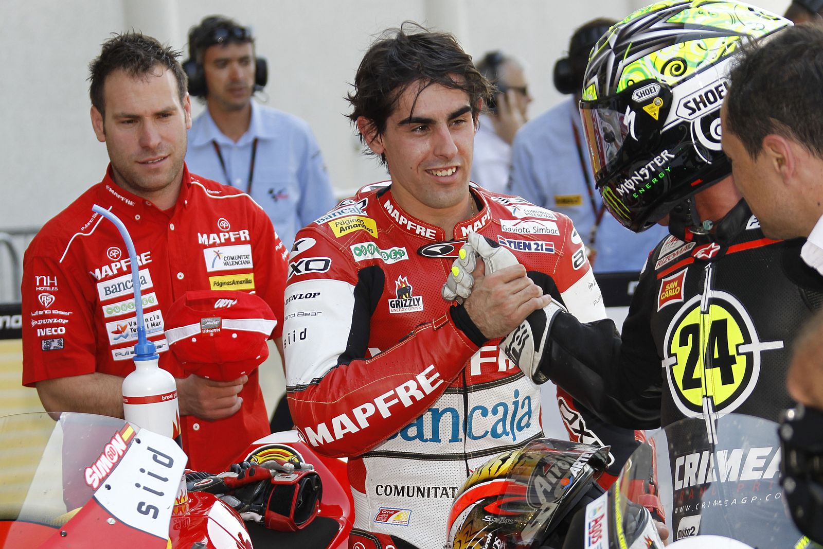 Julián Simón saluda a su compatriota Toni Elías después de la carrera de Le Mans.