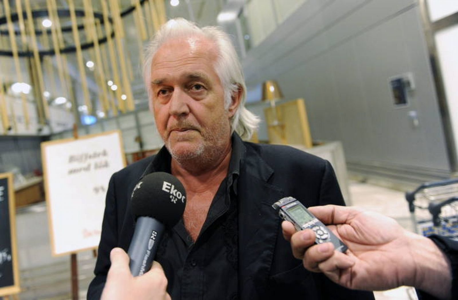 El autor sueco Henning Mankell en el aeropuerto Landvetter, Suecia