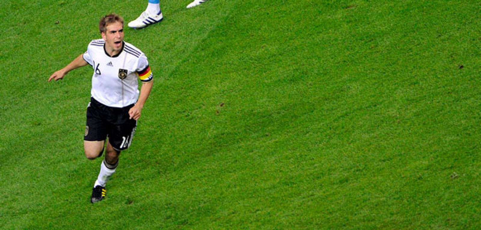 El capitán de Alemania celebra el gol anotado a la selección de Bosnia.