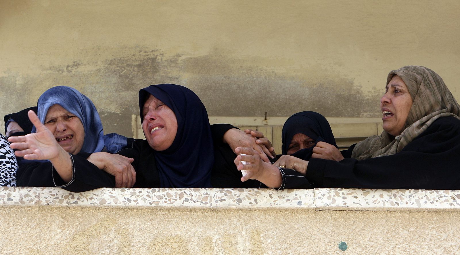 Familiares del palestino Ibrahemm Al-Whadi lloran su muerte durante su funeral en Gaza.