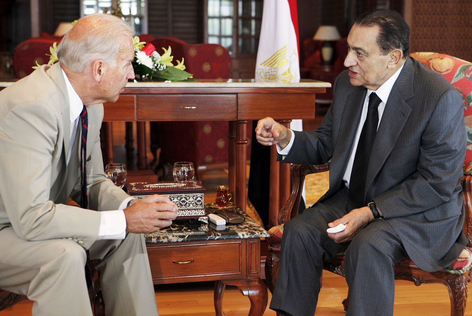 Biden charla con el presidente egipcio en el baneario de Sham El Sheikh.