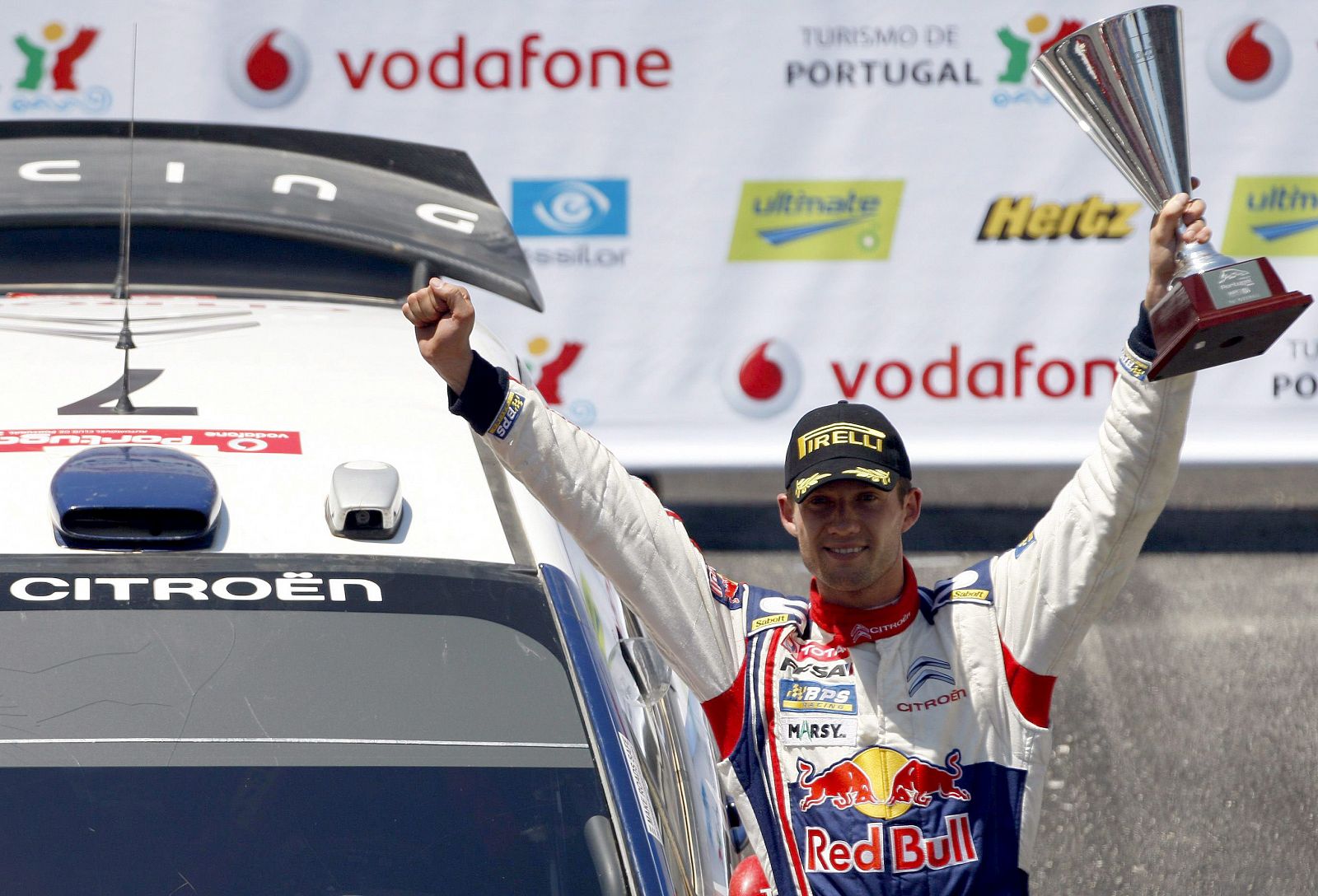 El piloto francés Sebastien Ogier celebra su victoria en el Rally de Portugal