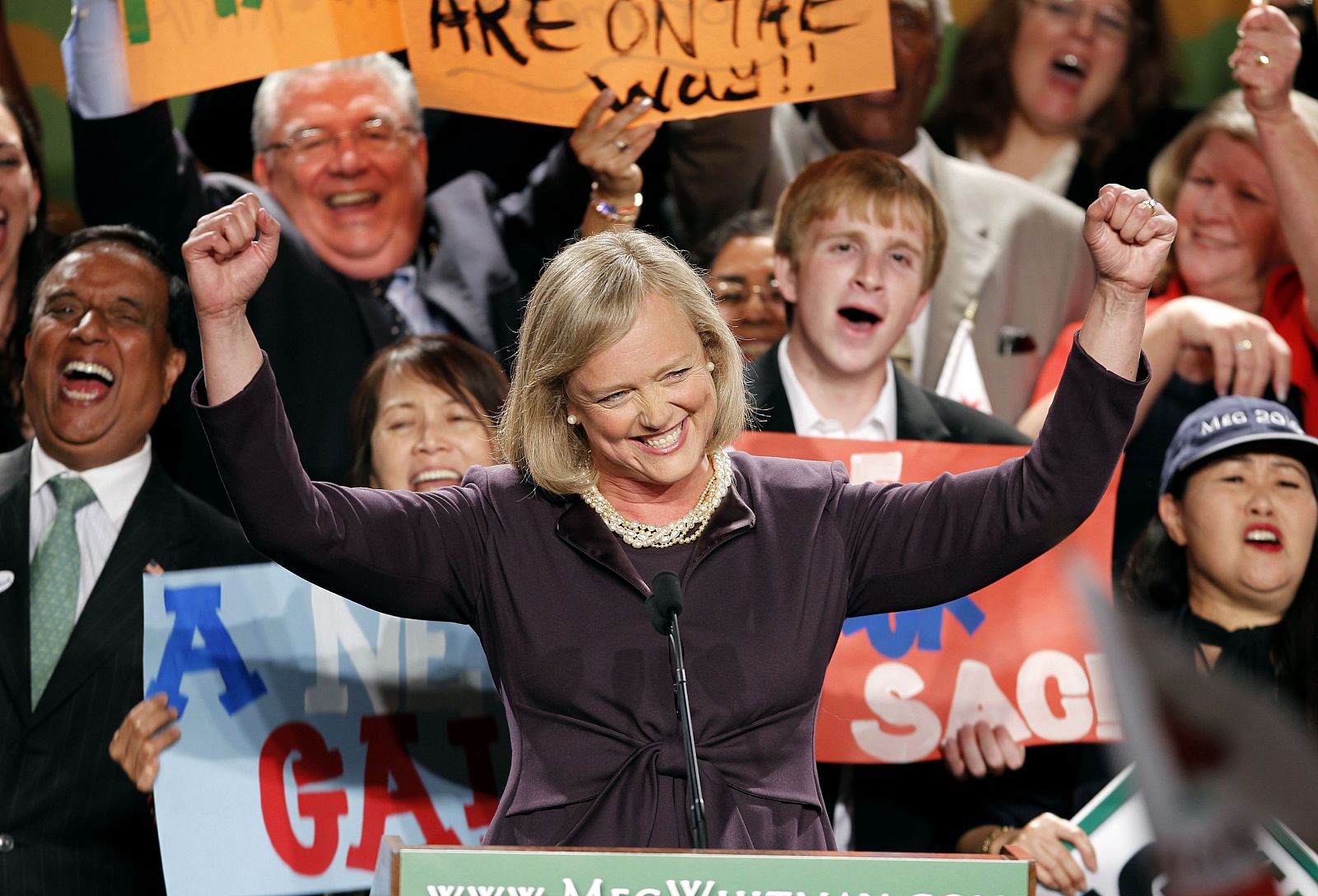 La candidata republicana Meg Whitman celebra su victoria en las elecciones primarias de California.