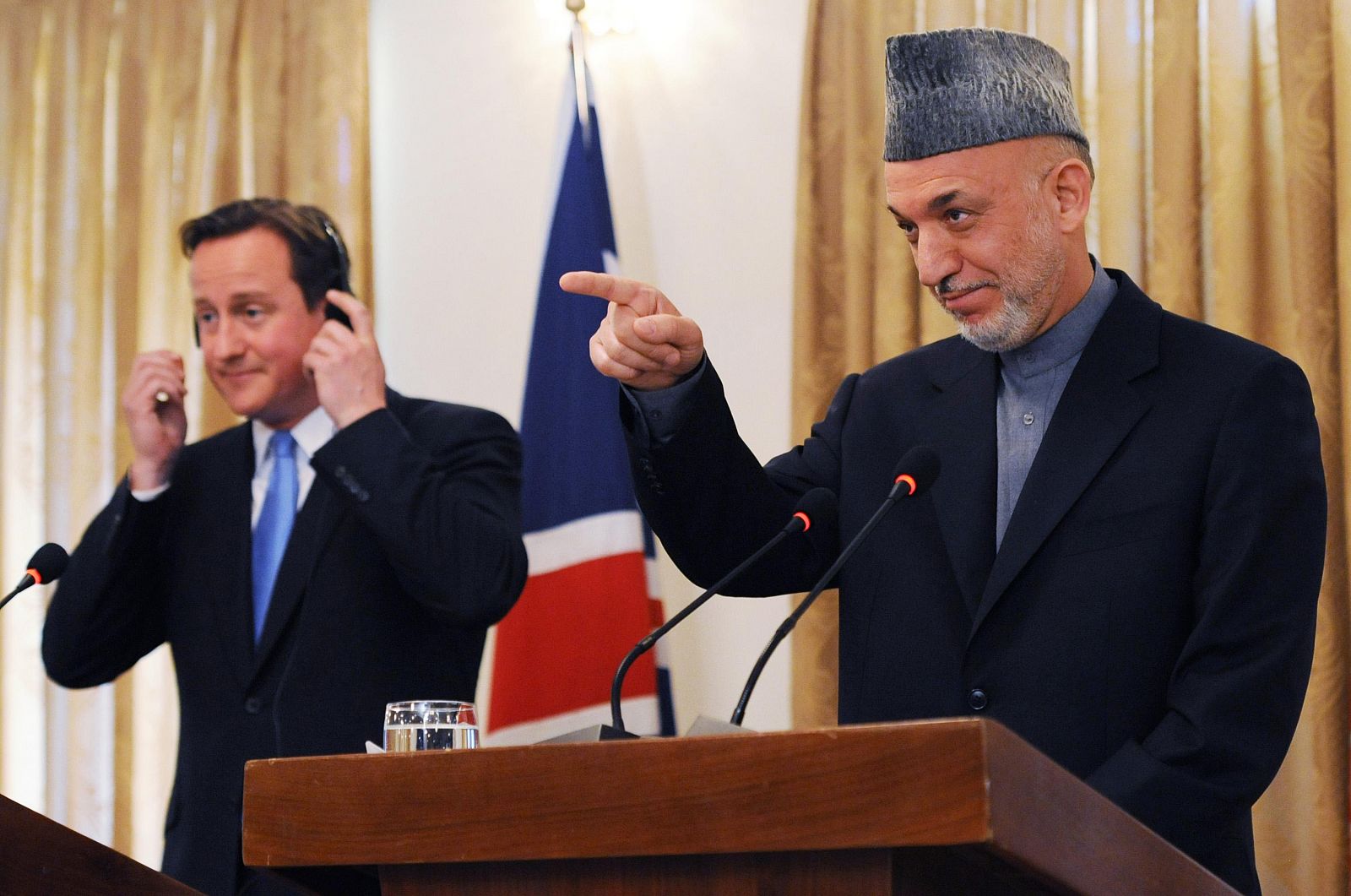 Cameron y Karzai en el palacio presidencial de Kabul