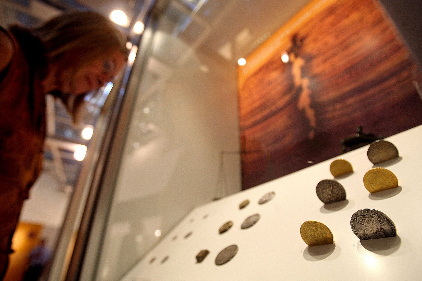 Monedas del siglo XVIII en la muestra del MNAC.