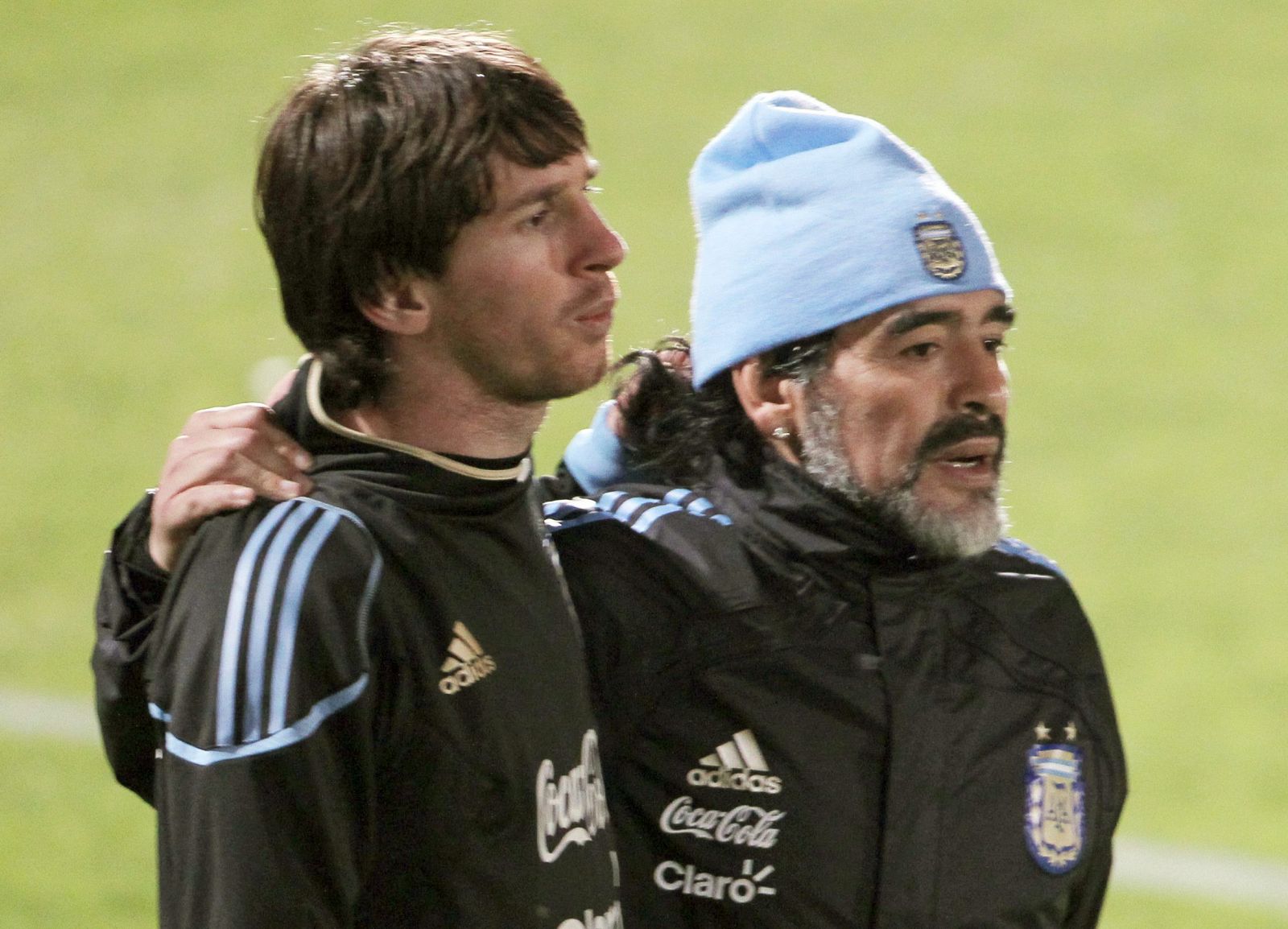 Messi, junto a Maradona en un entrenamiento.